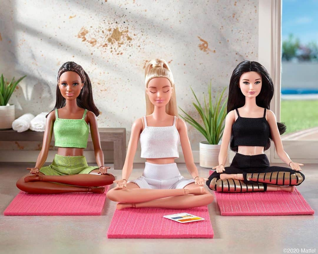 バービーさんのインスタグラム写真 - (バービーInstagram)「Who says you need to meditate alone? Recruited some friends to join me for some at-home @headspace. 🧘🏼‍♀️#barbie #barbiestyle⁠」2月28日 2時59分 - barbiestyle