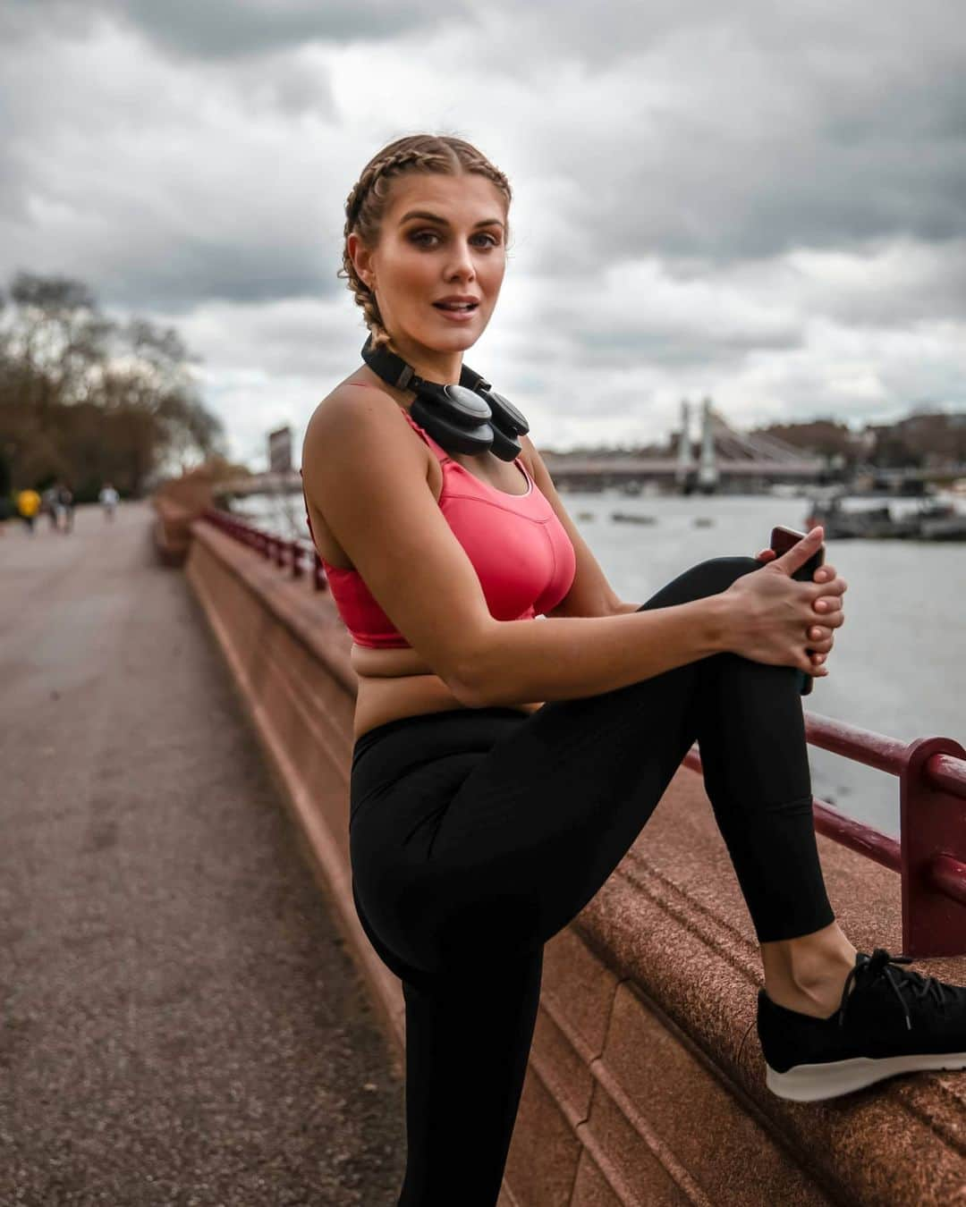 Ashley Jamesさんのインスタグラム写真 - (Ashley JamesInstagram)「So in two month's time I'm running the London marathon. I'm not going to lie, I'm shitting it. 💩 It will be my third London marathon, but the first I've run since sepsis. I won't make excuses, but for one reason or another I've been bad at running and I've been on two runs this entire year. The one thing that motivated me to run is music, and I've really found it hard to find a good running playlist. So I need your help.  What songs do you listen to when you run? I'm going to make a big mix, and I'd love your input, because at the moment I look through the Spotify playlist and find no inspo. What songs do you listen to when you run? 🎶 Oh and also, just a reminder that this body ran the last marathon in 4 hours, And pretty much lived off pasta and crisps. So let's stop judging people's health on their body type because in the last year I can assure you I drunk and ate more than most people and no one questioned my health. ✌️ #londonmarathon #noretouching」2月28日 3時09分 - ashleylouisejames