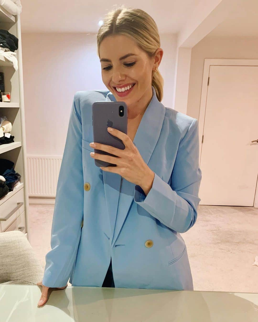 Mollie Kingさんのインスタグラム写真 - (Mollie KingInstagram)「The face of someone who is 100% addicted to ‘Love Is Blind’ on Netflix 😬❤️😬❤️😬」2月28日 3時22分 - mollieking