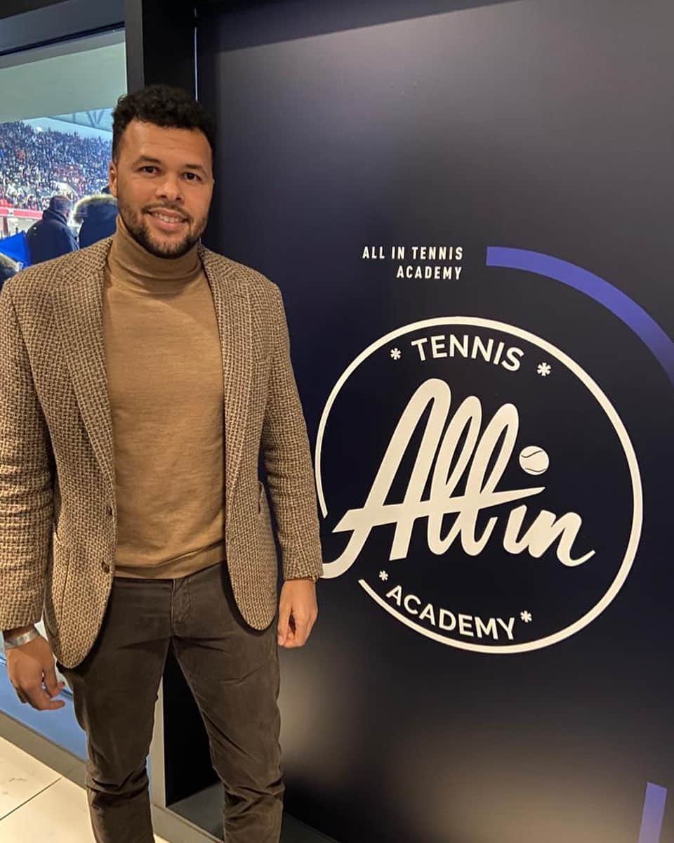 ジョー＝ウィルフリード・ツォンガのインスタグラム：「Merci @ol pour l’invitation et bravo pour le match ! 👏🏽 #tsongateam #ol #lyon #allinacademy」