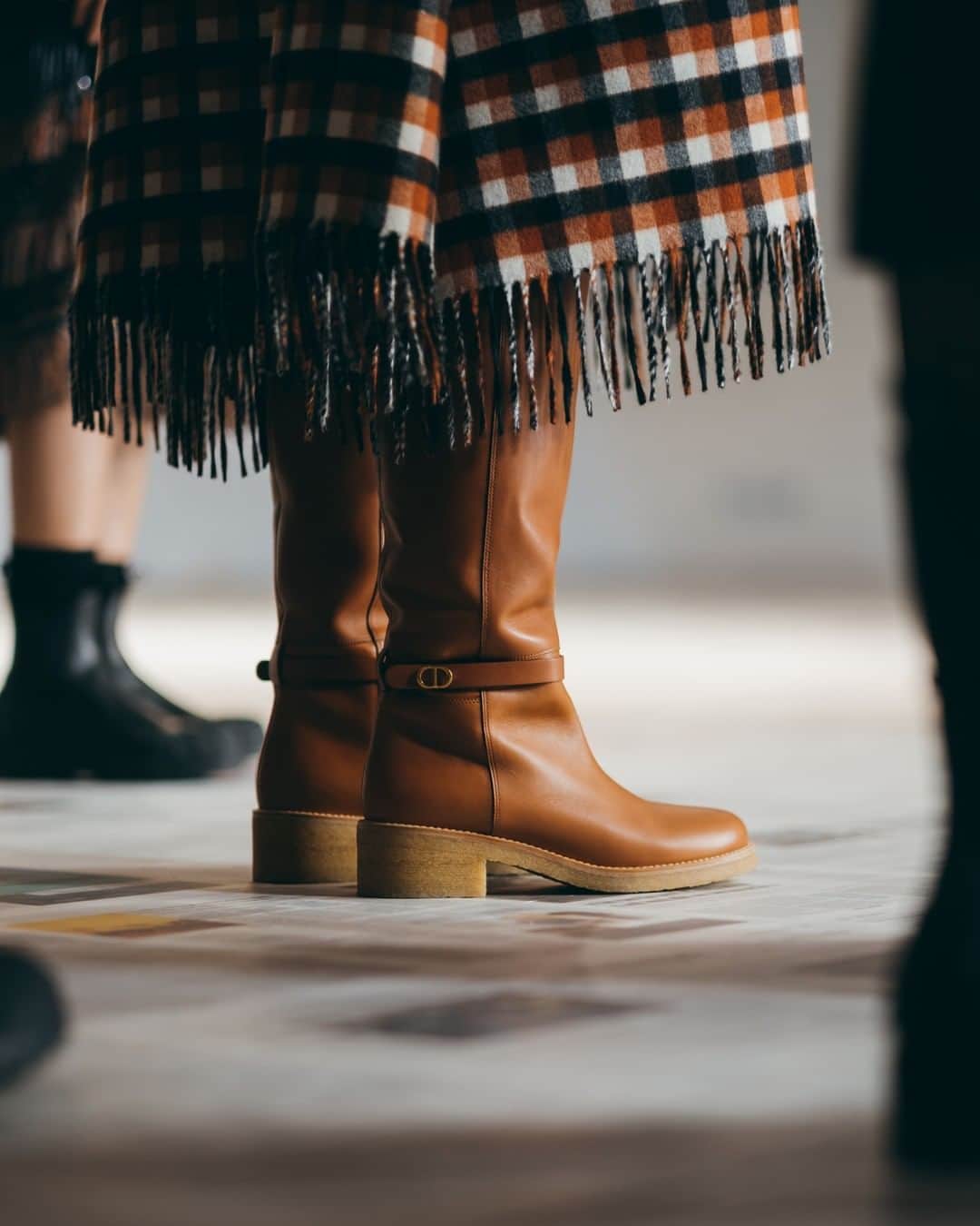 クリスチャンディオールさんのインスタグラム写真 - (クリスチャンディオールInstagram)「The #DiorAW20 woman as envisioned by @MariaGraziaChiuri has things to do and places to be, and the show's rubber-soled footwear made that unmistakably clear. Leather boots, a sporty take on the snow boot and velvety #DiorOblique sneakers confirm that comfort and style make an excellent pairing. © @BleuManet」2月28日 4時00分 - dior