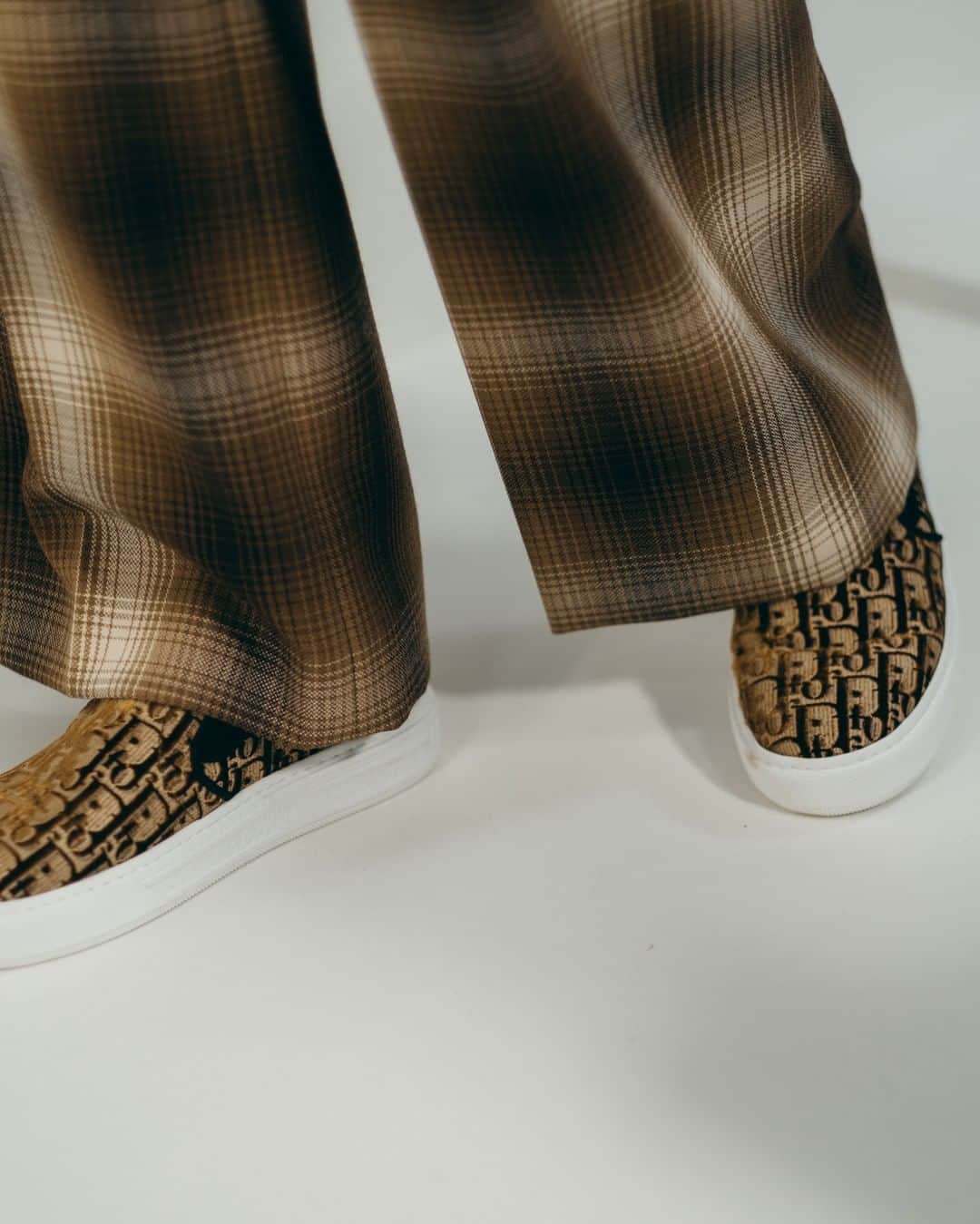 クリスチャンディオールさんのインスタグラム写真 - (クリスチャンディオールInstagram)「The #DiorAW20 woman as envisioned by @MariaGraziaChiuri has things to do and places to be, and the show's rubber-soled footwear made that unmistakably clear. Leather boots, a sporty take on the snow boot and velvety #DiorOblique sneakers confirm that comfort and style make an excellent pairing. © @BleuManet」2月28日 4時00分 - dior