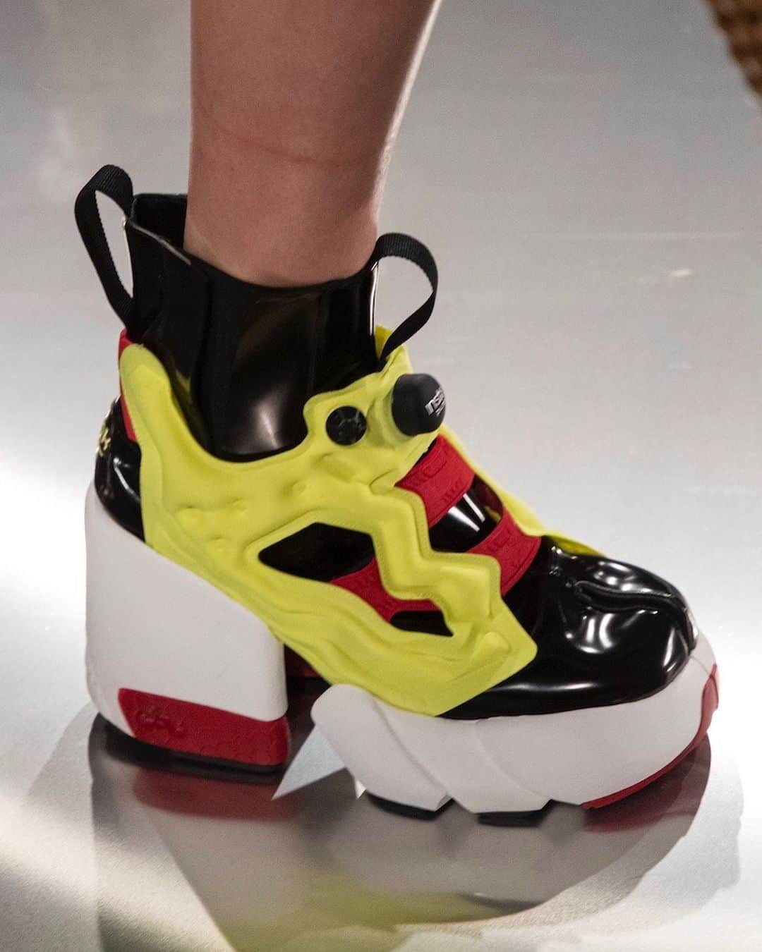 Reebokさんのインスタグラム写真 - (ReebokInstagram)「A statement shoe for a new era, our Instapump Fury and Margiela's Tabi, create a wholly new concept that pays homage to each brand’s heritage. Six colorways, in both flat and heeled, will be available SEPTEMBER 2020. Which do you prefer - heeled or flat? @maisonmargiela」2月28日 4時01分 - reebok