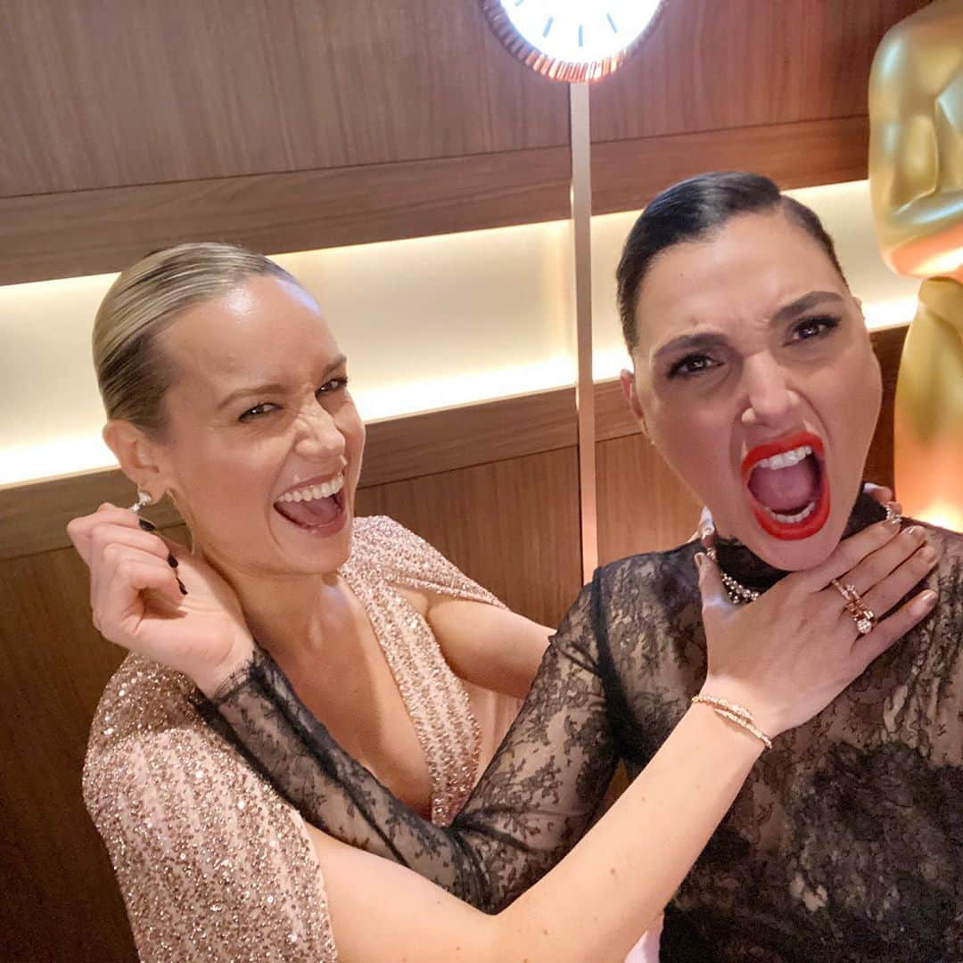 ガル・ガドットさんのインスタグラム写真 - (ガル・ガドットInstagram)「Make love ,Not war ❤️ @brielarson #oscars2020」2月28日 4時24分 - gal_gadot