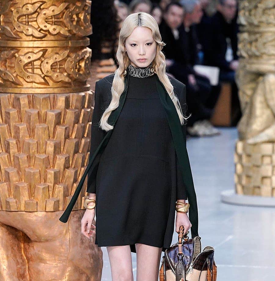 フェルナンダ・リーのインスタグラム：「@chloe f/w20 🌹  So honoured to walk for a brand I absolutely adore. Thank you dearest @nramsaylevi @camillebwaddington @patmcgrathreal @guidopalau @ashleybrokaw ❤」