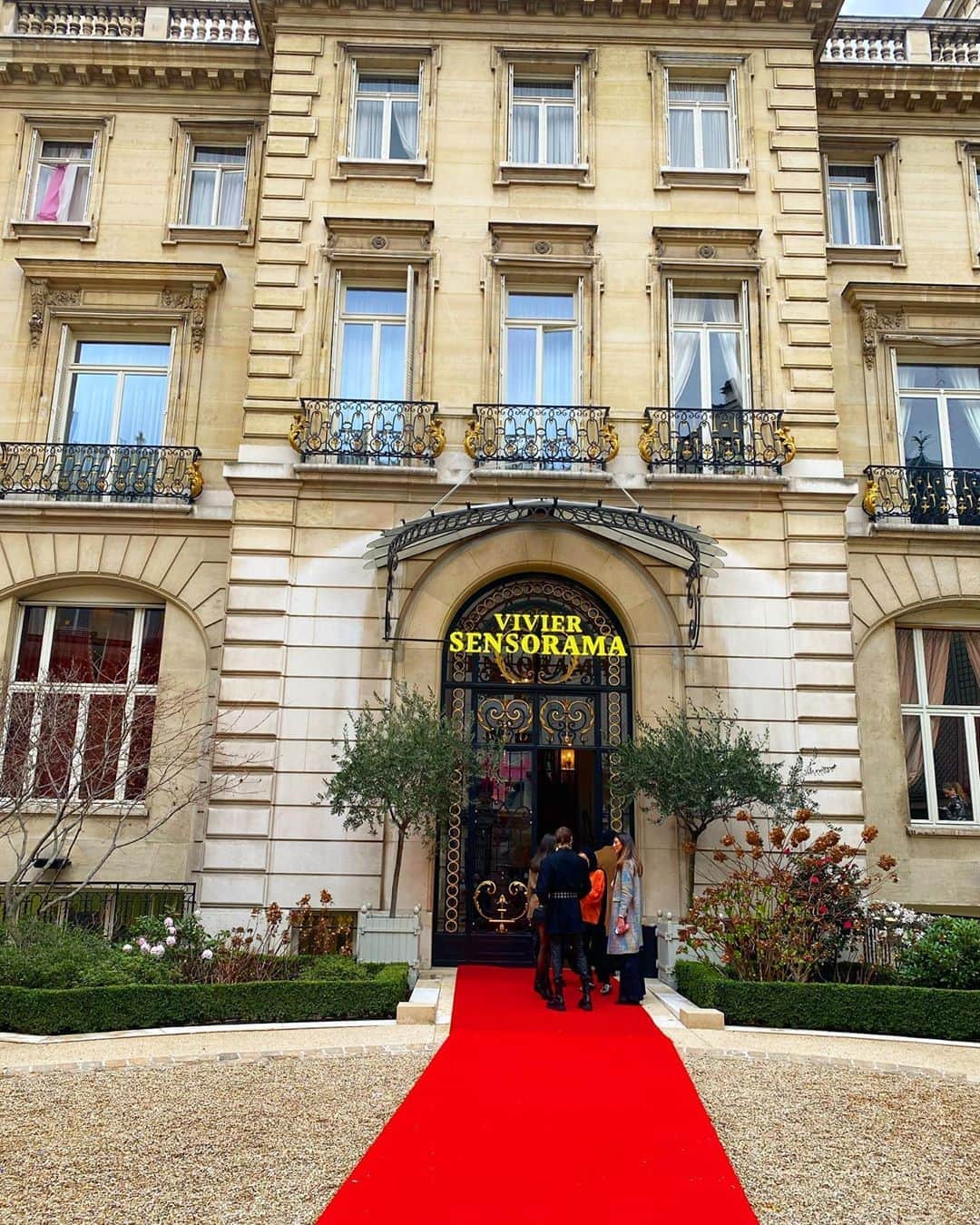 大石絵理のインスタグラム：「@rogervivier のプレゼンテーションへ💖 ホテルをイメージした建物。 五感がテーマになっていて、それぞれのお部屋がありました✨ 最後には第6感のお部屋があり…ドキドキしました💘💘 ゴージャスさに垣間見える毒っ気がスパイスになっていて、刺激的な空間でした❤️ 私も自分用にオーダーする予定😍」