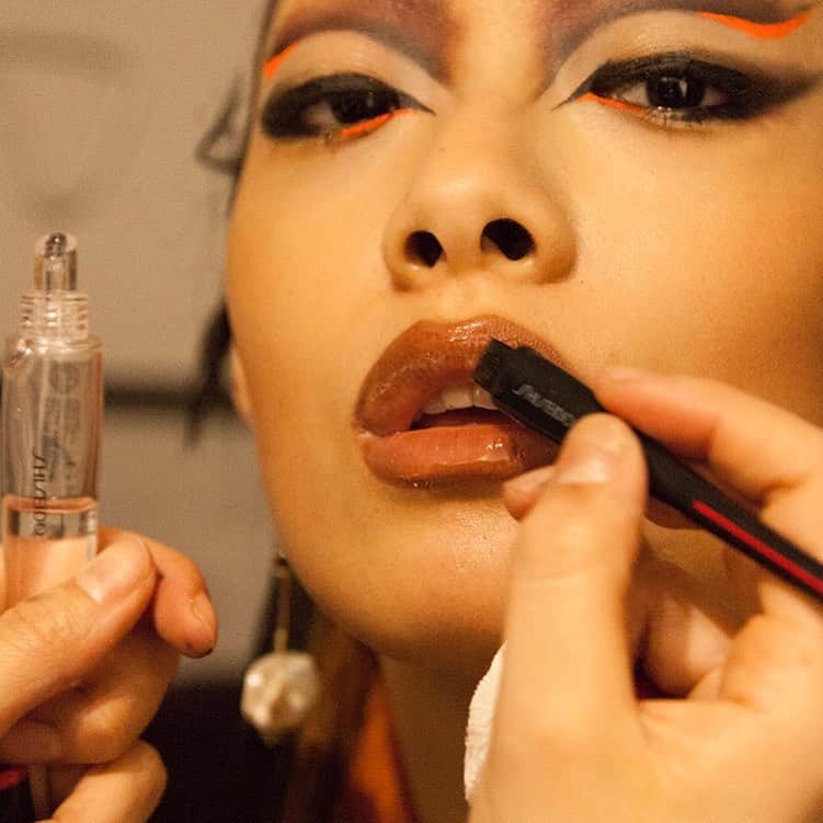 資生堂さんのインスタグラム写真 - (資生堂Instagram)「Behind the scenes of @rinasonline new music video, where makeup artist @tomomi_shibusawa juxtaposes a graphic eye with a glossy lip using ArchLiner Ink and Crystal GelGloss. #shiseidomakeup #japanesebeauty #jbeauty」2月28日 4時36分 - shiseido