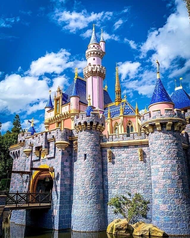 ディズニーランドさんのインスタグラム写真 - (ディズニーランドInstagram)「Some extra magic is on its way to the Disneyland Resort tomorrow along Main Street, U.S.A. Are you ready? #MagicHappens (📸 : @baseballmickey )」2月28日 4時39分 - disneyland
