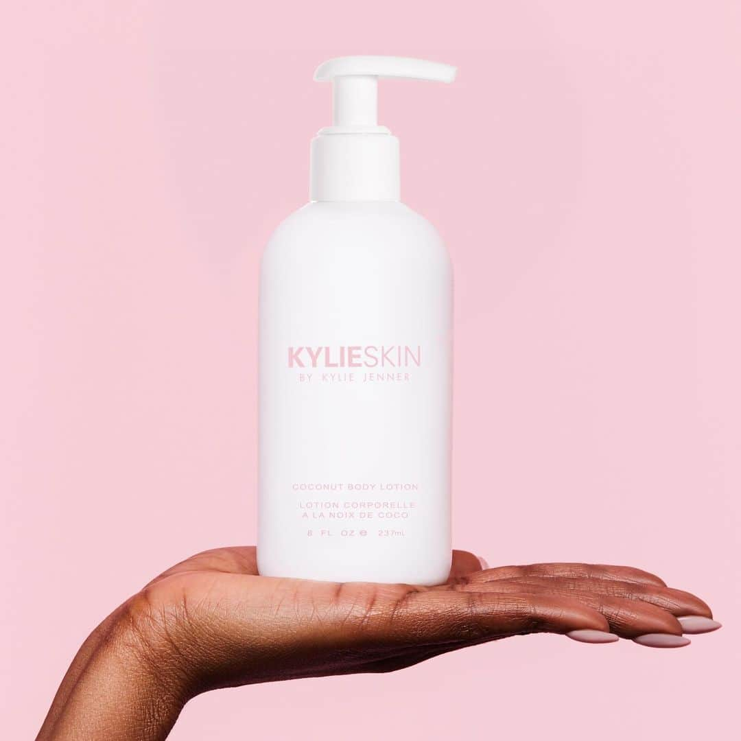 クリス・ジェンナーさんのインスタグラム写真 - (クリス・ジェンナーInstagram)「The best body lotion!! Kylie just restocked her coconut body lotion at KylieSkin.com 💕 @kyliejenner @kylieskin #KylieSkin」2月28日 5時16分 - krisjenner