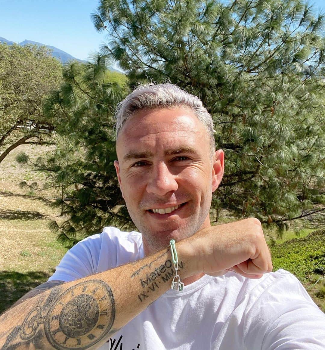 ミゲル・ラジュンのインスタグラム：「Feliz de sumarme en causas cómo esta!!! . Felicidades @louisvuitton y @unicef por el lanzamiento de estos brazaletes, y la donación para ayudar a los niños del mundo. 🙌🏻🙏🏻 . #MakeAPromise #LVforUNICEF」