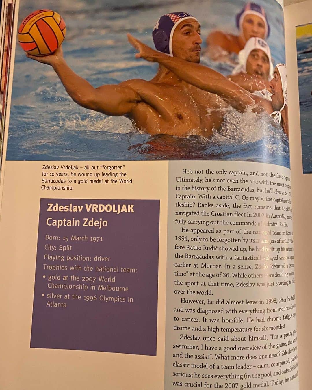 志賀光明のインスタグラム：「. クロアチアの水球歴史っていう本に載ってた！！🤩 . 彼は、僕がクロアチアで初めてプレーしたクラブの監督で 2007世界水泳メルボルン金メダル 1996アトランタ五輪　銀メダル を獲った人です。 クロアチアのシーズンはとても辛かったけど、監督に色々と教わって、めちゃくちゃ勉強になったシーズンだったの思い出した！ もっと頑張る！ , He is my first coach in Croatia🇭🇷 #hrvatska🇭🇷 #mornar #vaterpolo  #クロアチア #split」