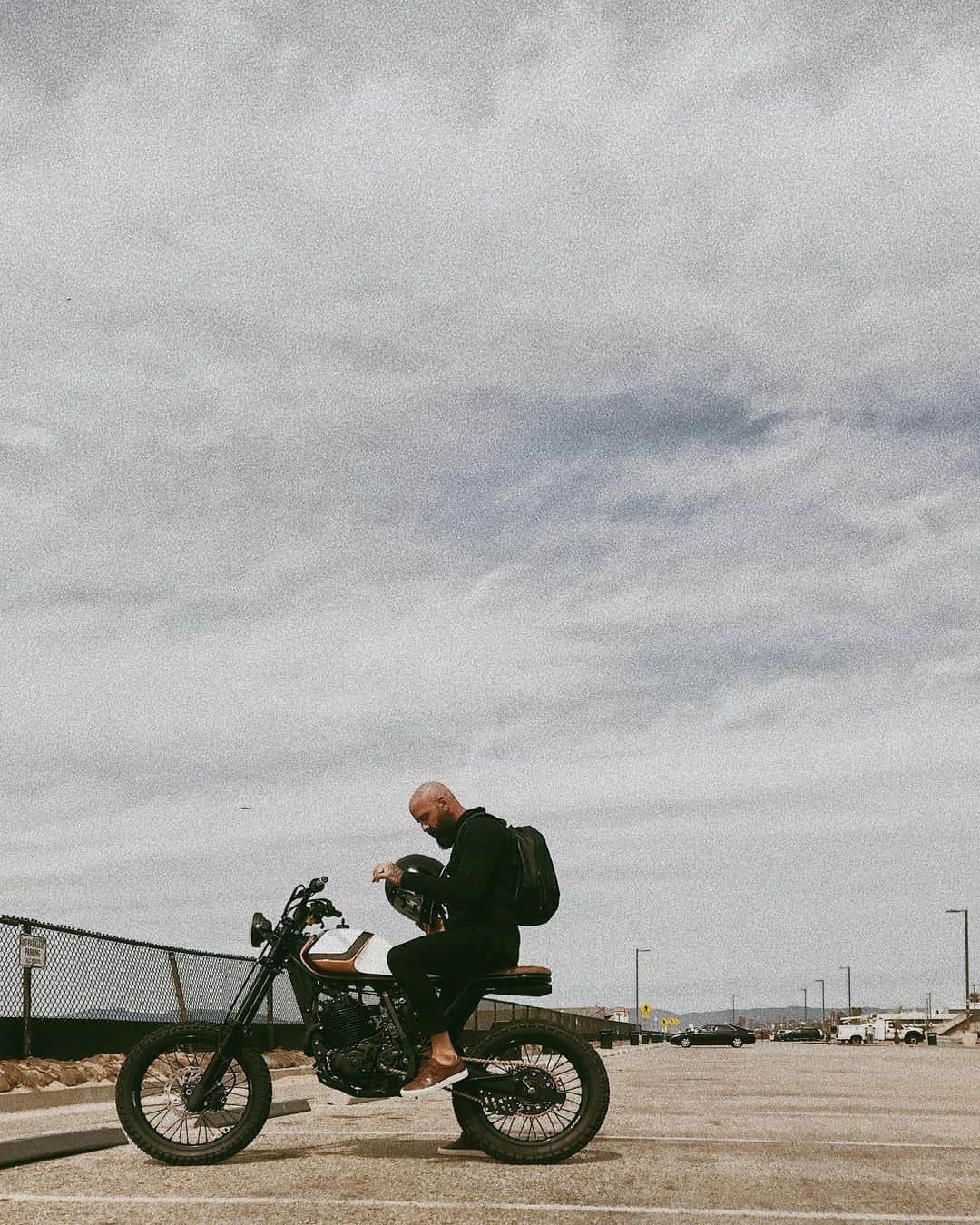 ネイサン・アンダーソンのインスタグラム：「Today... Walter Sky x Wolf & Shepherd  Bike: Honda XR400 designed by Walter Sky, built by Brian Kane Clothing: Walter Sky B01, T01, J02  Shoes: @wolfandshepherd  Backpack: @killspencer 📸 @frvnk @evan_naka」