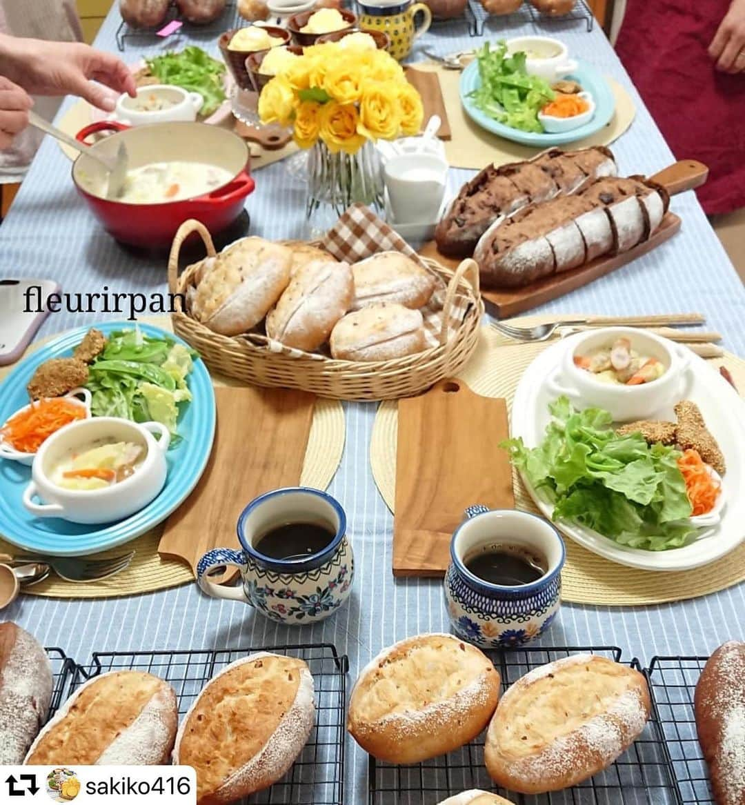 クスパさんのインスタグラム写真 - (クスパInstagram)「#repost @sakiko416 ・・・ 手間ひまかけて作った手作りパン🍞  オーブンから出してお見せすると 一瞬にして笑顔が広がる😊  毎日毎日たまらなく嬉しい瞬間です✨✨ 『ショコラフランス&雑穀ミニクッペレッスン』  毎月参加してくださっている生徒さんは手際よく、 fleurirpan2度目の生徒さんは丁寧に一生懸命進めてくださって。  どのパンも良い焼き上がりです♪  初心者さんには基本からきちんと！  パン作りに慣れてきた方には少しステップアップした作り方を！  美味しいおうちパンが作れるように しっかりアドバイスとサポートしていきますね🤗 ・ #パン教室#アイシングクッキー教室#町田市#fleurirpan#2月のレッスン#ワンデーレッスン#国産小麦#手作りパン#ショコラバケット#雑穀パン#おうちパン#おうちカフェ#キッチングラム#クスパ#tomiz#cotta#日本ニーダー#富澤商店#sweet#bread#クッキングラム#food #foodstagram#クスパ#kneader#日本ニーダー#パンニーダー#発酵器#サロンルクルーゼ」2月28日 11時18分 - cookingschoolpark