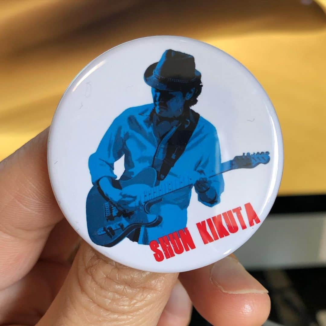 菊田俊介さんのインスタグラム写真 - (菊田俊介Instagram)「New Shun Kikuta badges are available at my shows!! 新しい缶バッジが出来あがりました！！来週の九州ツアーから500円で会場販売します。トートバッグなどにつけて、近くに置いてやってくださいね〜♫ designed by Masayuki Suzuki #badge #shunkikuta #缶バッジ」2月28日 11時20分 - shun.kikuta