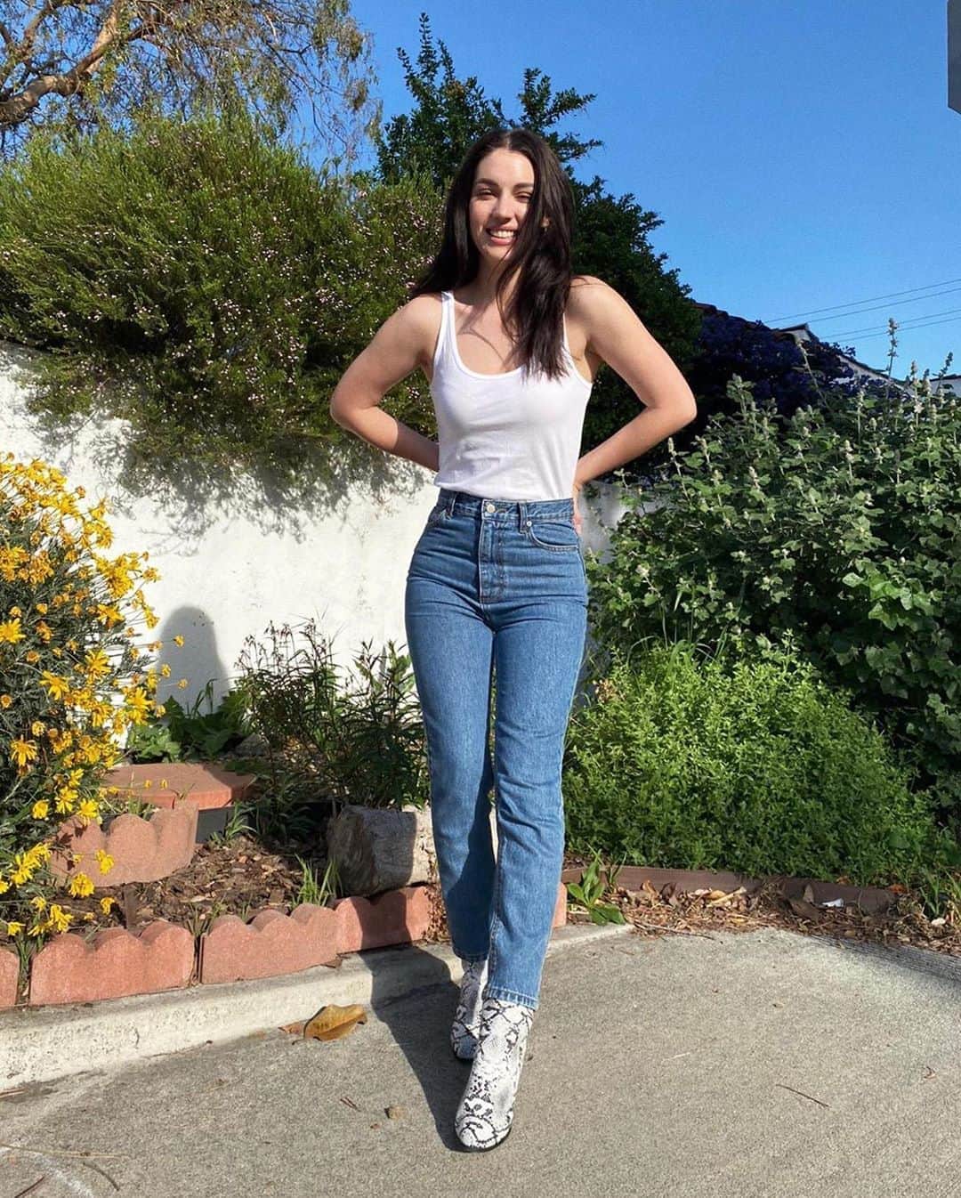 アデレード・ケインのインスタグラム：「🌻 @fashionnova fashionnovapartner」