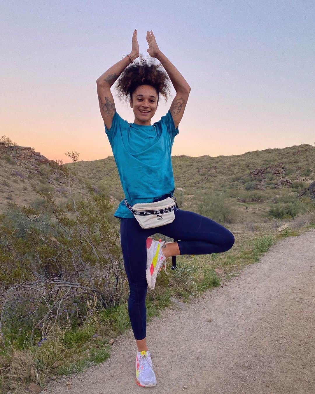 ジョディ・ウィリアムズのインスタグラム：「a sunset stroll, lovely stuff 🦑」
