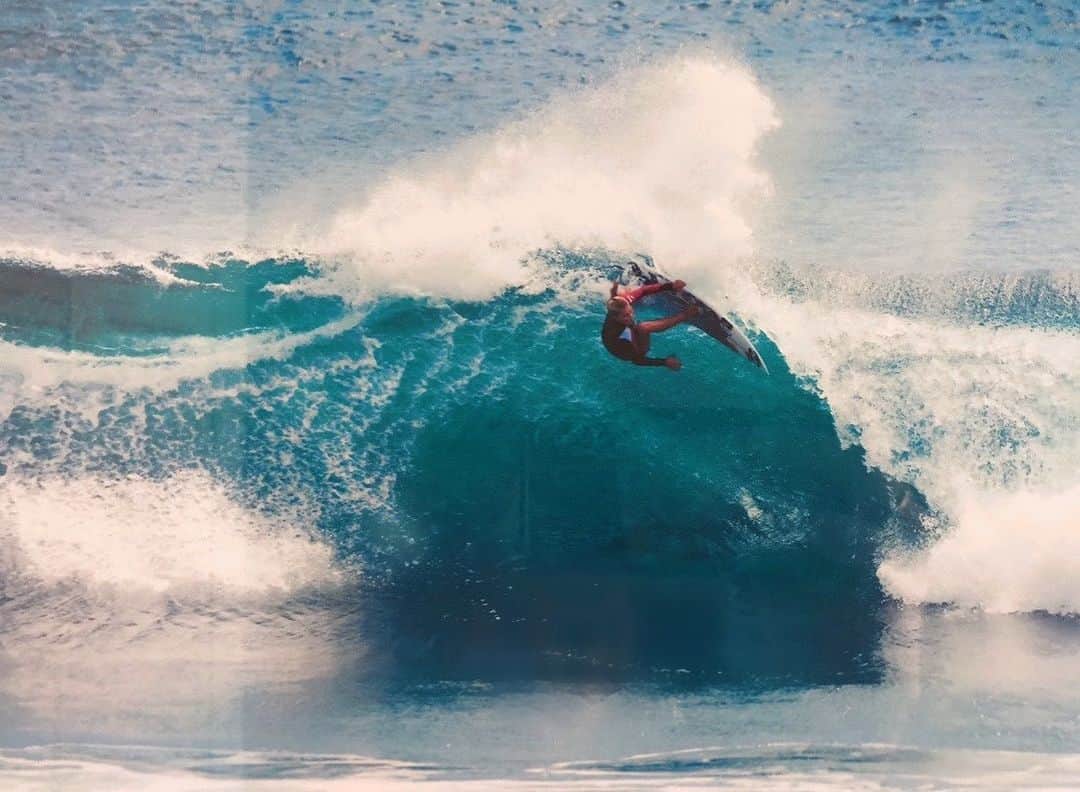 フェリシティー・パルマティアーのインスタグラム：「16 years old, Uluwatu // Found this photo the other day at my Dad’s place. Can’t believe how committed I was 🤪 I think Steve or Lyn Dickinson took the shot...?」
