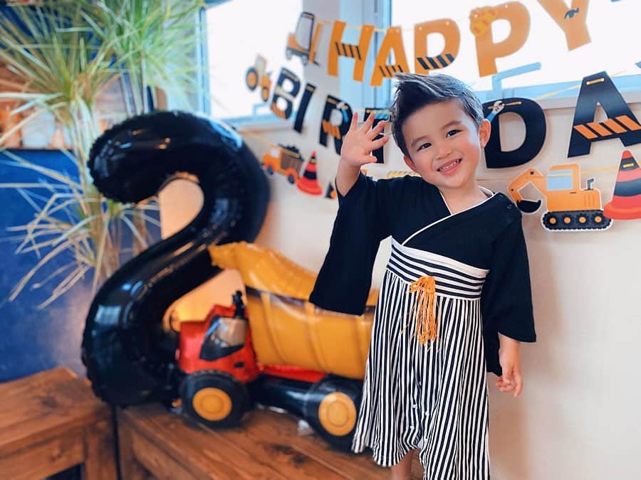 齋藤美波のインスタグラム：「👶🏻👶🏻👶🏻 Happy Birthday ZEN🤎 ・ 2人目の成長は 本当に本当に早くて 気付いたらもう2歳なのね。 まだまだ赤ちゃんのつもりで いたけどもう立派な子供😌 然くんはただただ癒しでしかない。 ・ ムゲンが手がかかりすぎたせいか 然くんは全く手がかからない！ よくある子供の落ち着きなさは 尋常じゃなくて疲れるけどw そんなんムゲンの時に比べたら 全然可愛いもん😘 ・ 何で泣いてる？って事が 赤ちゃんの時からなくて 言葉が喋れなくても自分でしっかり これやりたい、飲みたい、食べたいって伝えてくれるからこっちもわかりやすい。 ・ こんなにも単純な男の子って 育てやすいのか！って 思ったくらい☺️ 1人ででも遊ぶから、なんか なかなか然と2人でってなかなか ないなぁとつくづく思った😢 なんせ兄の方が構ってのこだわりBoy だからほっとくって事があんまりないかな？笑 ・ 結構暴走するタイプかなぁ と思ったけど、意外や意外 ちゃんと物の貸し借りもしっかり 出来るし泣いてる子がいれば そばに駆け寄って頭なでなでするし ママに対してはぎゅーとちゅっと 俺についてこい！感が なんとも言えない。笑 本当に心優しい子😌 ・ よく食べよく飲んでよく動いてよく笑って、よく怪我して、、笑 周りに興味津々で若干最初は警戒するけど言うほど人見知りはないかな。 ただ、にーにがいないと人見知り発揮する🤣#不思議 にーにがいる事の安心感が あるんだろうな！ ・ だから然に対しての子育ての悩みは 一切ないからこれからが怖いけど。 とにかく2歳のイヤイヤ期いつくるのだろうか。 母ちゃん覚悟してるで😜 いつでもこい！！笑 ・ とにかく兄弟お互いが 好きすぎだろーってくらい よくぎゅーしたりちゅうしたり よくわかんないとこで笑い合ってる😁💋 大迫兄弟、兄弟愛が強すぎる。 中・高くらいになったら この時の動画を見せてやりたい🤣 の反面、喧嘩もお互い譲らないから 見てて面白い。笑 でも結局力では兄に敵わないから 最終的にやられて泣くんだけど そんなちょっとやそっとじゃ 全然泣かない然くんは本当強い！ そういうメンタル面は兄の方が弱い😂 男の子だからこそよけいに過保護になりたくないから、あたしもちょっとやそっとじゃ手を出さない。 そういう意味では女の子だったらどう対応したらいいんだろうかって思うときある。笑 ↑やっぱ女の子ママ向いてない？笑 ・ 子供が好きじゃない、得意じゃない 大人でも然はなんか可愛いんだよなぁ とか言ってくれると嬉しいもんよね☺️ ・ 2歳差育児 大変大変って言ってたけど 最初はもちろん！ 毎日思考回路停止してたけど 今のところは2歳差でよかったと 思う事が沢山あるかな☺️ 遊び方が一緒だから今じゃとても 助かってる❤️ ・ 負けず嫌い(←私そっくり)で 好奇心しかなく 何事もやろうとするその精神 とても大事。 だけどちょっと慎重と繊細な部分も あって、とてもバランスが良い😁 これからも然くんらしく ありのままに大きくなってって ほしいなぁ もちろん、欲は言わない ただただ、健康に育ってくれれば それでよし❤️❤️❤️ 大好き！おめでとう！ ・ ・ #2歳#次男#誕生日#小顔#イケメン#男の子#手がかからない二人目 #幸せ#癒し#たくましい男の子#2歳差育児#子育て#成長#感動#家族#息子#愛してる#myson#2th#birthday#cute#husum #boy#myloves#family#happybirthday #20200227」