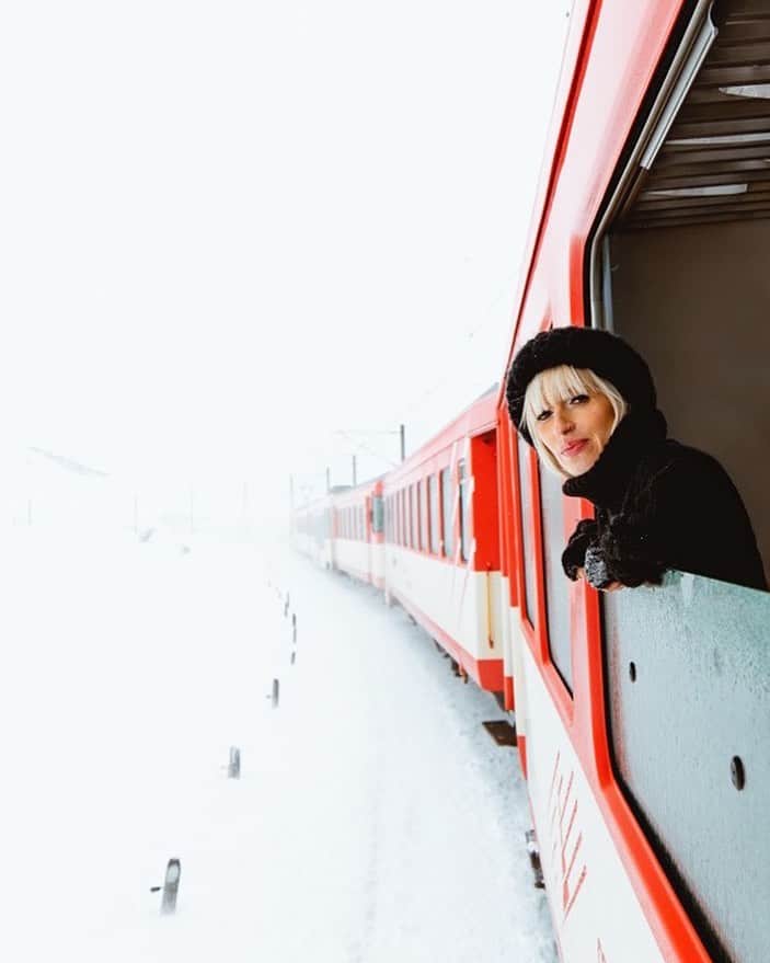 リリー＝ローズ・メロディのインスタグラム：「Leaving moody Andermatt with my favorite way to travel around beautiful Switzerland ❄️🚂 @andermatt_swiss_alps #andermatt .  @myswitzerland #inlovewithswitzerland 📷: @ryanlongnecker」