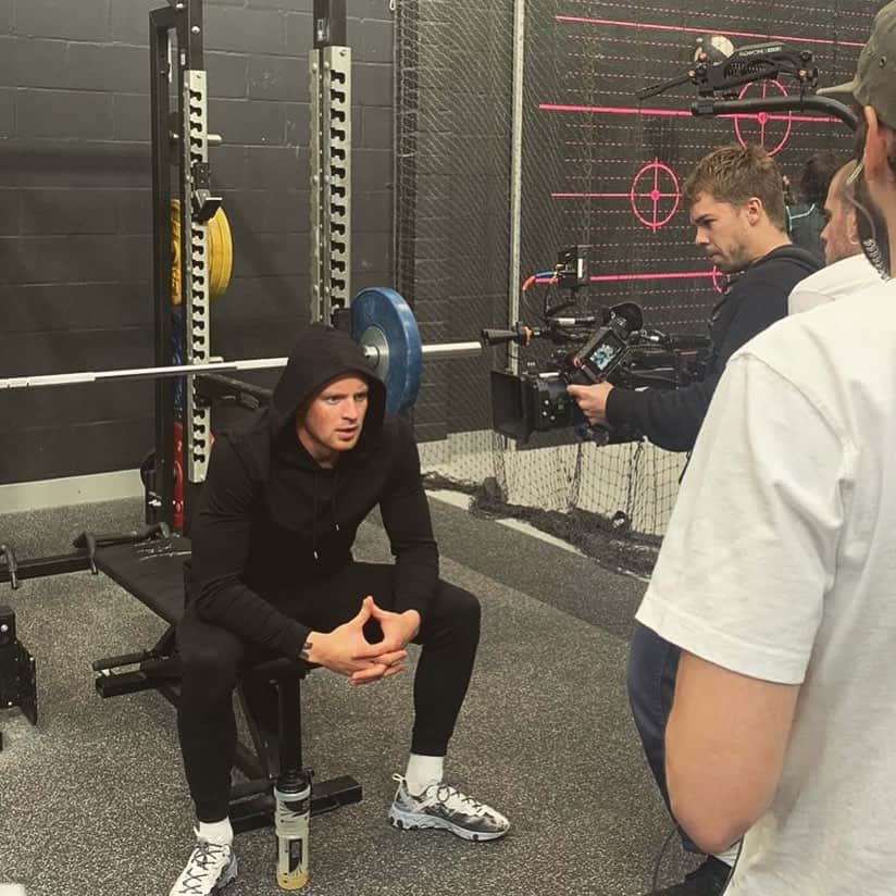 アダム・ピーティのインスタグラム：「BTS with @scienceinsport (yeh that’s my warm up weight 🤕)」