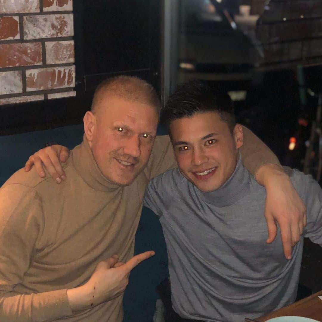 宮市亮のインスタグラム：「Thank you for a great evening @ivanklasnic17 it’s always nice to meet old teammates! ボルトン時代の戦友Ivanがダービー勝利のお祝いしてくれました！ 現役時代、腎臓の移植を何度もしてそれでもピッチに帰って点を決める姿は本当にリスペクトでしかありません。久しぶりにあったけど元気そうで良かった！ありがとうIvan😊#17#kroatia#Legend」