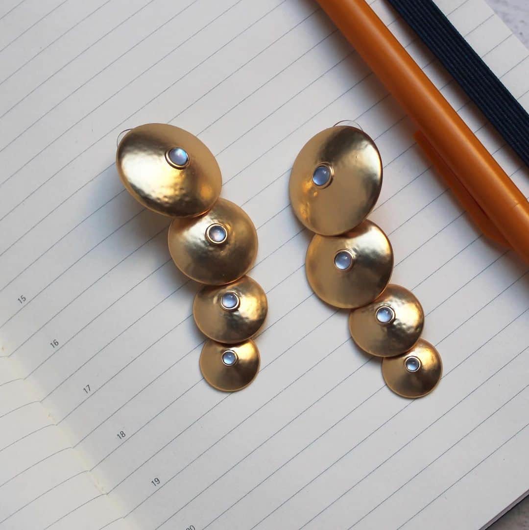 ルル フロストのインスタグラム：「The Sundance Drop Earring works day to night… no matter what’s on your agenda. #lulufrost」