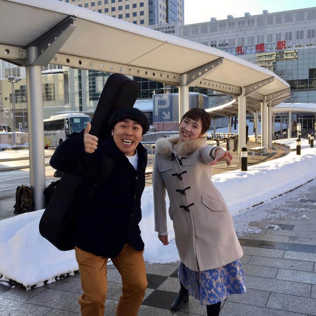 のインスタグラム：「🚌🎶﻿ ﻿ おはようございます！﻿ ﻿ きょうは朝から1泊2日のロケに出発！﻿ ﻿ 金子智也さんと一緒です🎸﻿ ﻿ 2人とも声のボリュームが大きい。笑﻿ 金子さんのハイテンションに置いていかれないように、 私も元気に盛り上げていきます！﻿ ﻿ では、楽しい旅、すたーてぃんっ！！﻿ ﻿ #金子智也 さん #ギター #歌います﻿ #きょうも髪型ばっちり #おかっぱ #ハイテンション﻿ ﻿ #HBC #北海道放送 #アナウンサー﻿ #世永聖奈 #セナスタグラム﻿ ﻿ #声量おばけ #音割れ注意 #音声さん泣かせ﻿ #旅 #ツアー #1泊2日 #スターティン﻿ #目的地はどこでしょう﻿ #放送日は後日お伝えします﻿」
