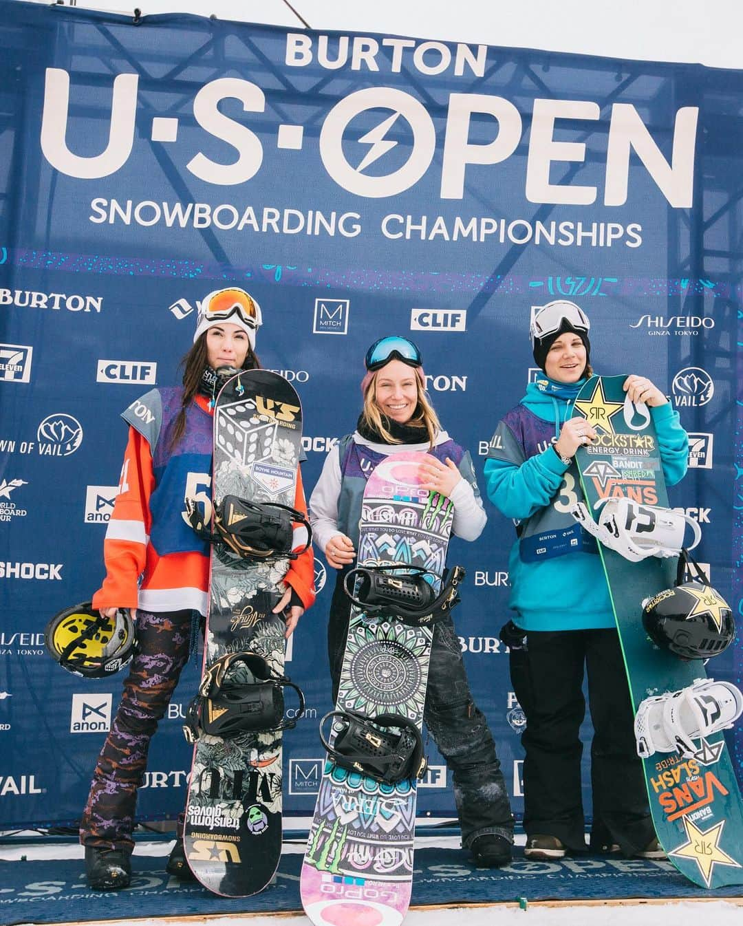 ジェイミー・アンダーソンさんのインスタグラム写真 - (ジェイミー・アンダーソンInstagram)「This was my first US open win back in the day, you can tell how long ago it was by the phone they gave us and the style we had! 😂 Slide over to see some good memories from the #burtonusopen over the years... 🙏💙 #thankyoujake #rideonjake」2月28日 8時17分 - jamieanderson