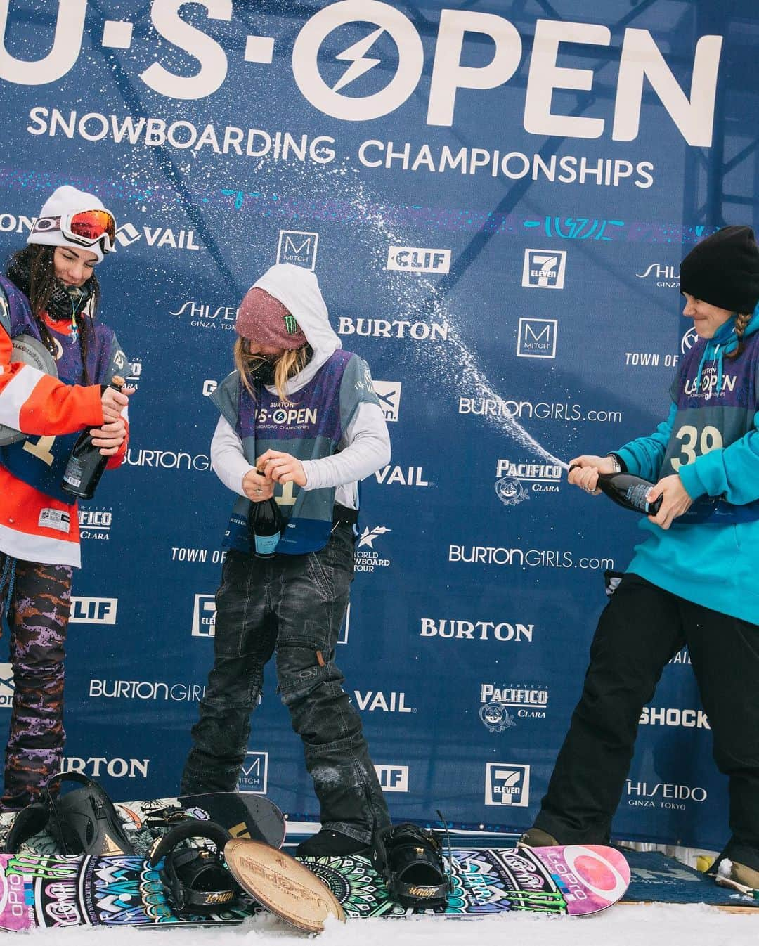 ジェイミー・アンダーソンさんのインスタグラム写真 - (ジェイミー・アンダーソンInstagram)「This was my first US open win back in the day, you can tell how long ago it was by the phone they gave us and the style we had! 😂 Slide over to see some good memories from the #burtonusopen over the years... 🙏💙 #thankyoujake #rideonjake」2月28日 8時17分 - jamieanderson