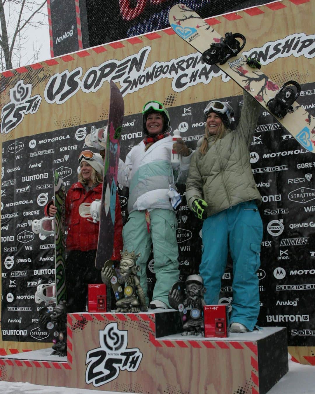 のインスタグラム：「This was my first US open win back in the day, you can tell how long ago it was by the phone they gave us and the style we had! 😂 Slide over to see some good memories from the #burtonusopen over the years... 🙏💙 #thankyoujake #rideonjake」