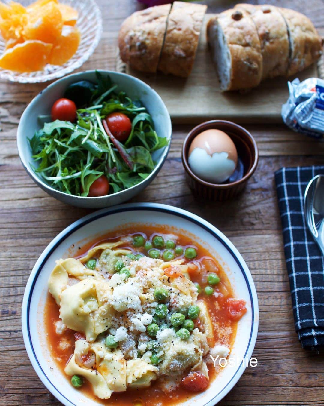 草間淑江さんのインスタグラム写真 - (草間淑江Instagram)「おはようございます！  ２月２８日の朝は、トマトとほうれん草とチーズの生パスタ、サラダ、くるみたっぷりノア、茹で卵、みかん。  ラビオリですね。  生パスタで有名なRANAのもので茹でるだけで本格的なイタリアンが出来ちゃうという優れもの。  中にほうれん草が入ってます。  先日のカレーを作った時に使ったトマト缶の半分を合わせて作りました。  パスメザンチーズをふりかけて。  グリンピースもあったので入れてみましたがいい仕事してました♬  今朝も感謝して。  ご馳走様でした。  いやー、昨日は冷たい風が辛かったです。  今日も１１度予報。  みなさま暖かくしてお過ごし下さい😊 ・ ・ #朝食#生パスタ#RANA#ラビオリ#ほうれん草とチーズ#🧀#サラダ#クルミパン#茹で卵#朝はしっかり #今朝も感謝して#ご馳走様でした #皆さま素敵な１日を」2月28日 8時18分 - yoshie_kusama