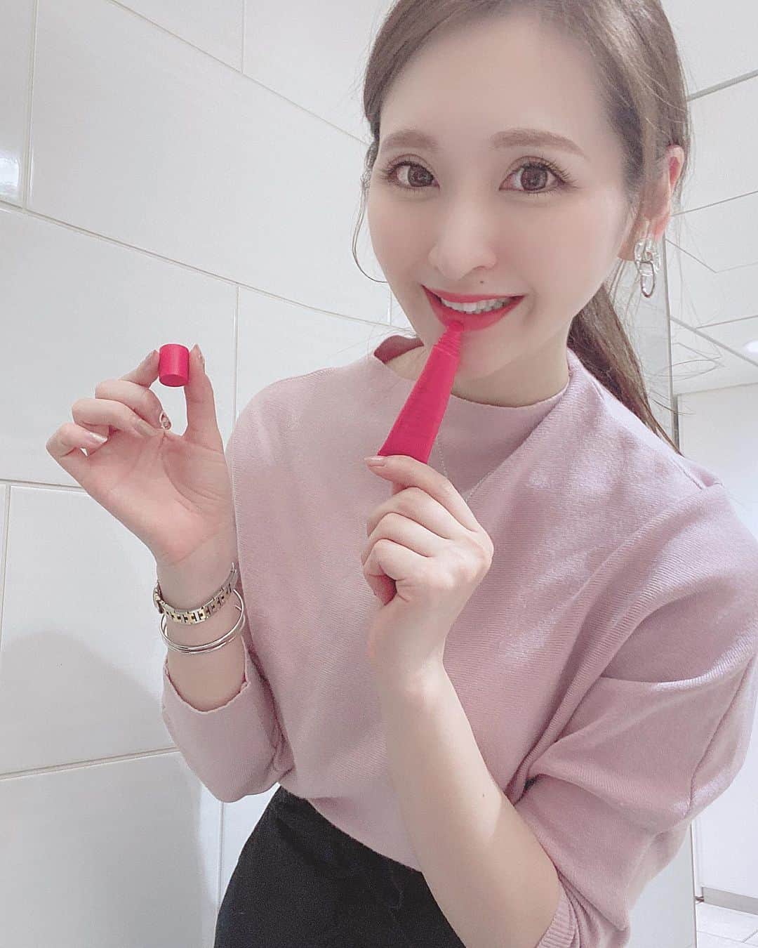 のインスタグラム：「3月に新発売のエテュセリップエディションを一足お先にお試ししたよ💋 このカラーは『05ピュアレッド』♥︎ ・ 透け感のあるツヤとカラーなので、イエベ・ブルベにとらわれず自然になじむ気がします✨ グロスなのに、べたつかないのも嬉しい🥰 手持ちのリップと合わせて、仕上げに使っても可愛くてお気に入りです◎ リップアイテムって大好きでついつい集めがち♥︎ ・ #エテュセ #リップグロス #今から変わるよ #ブナンな色じゃもったいない #ettusais ・ エテュセのキャンペーンに参加中[PR]」