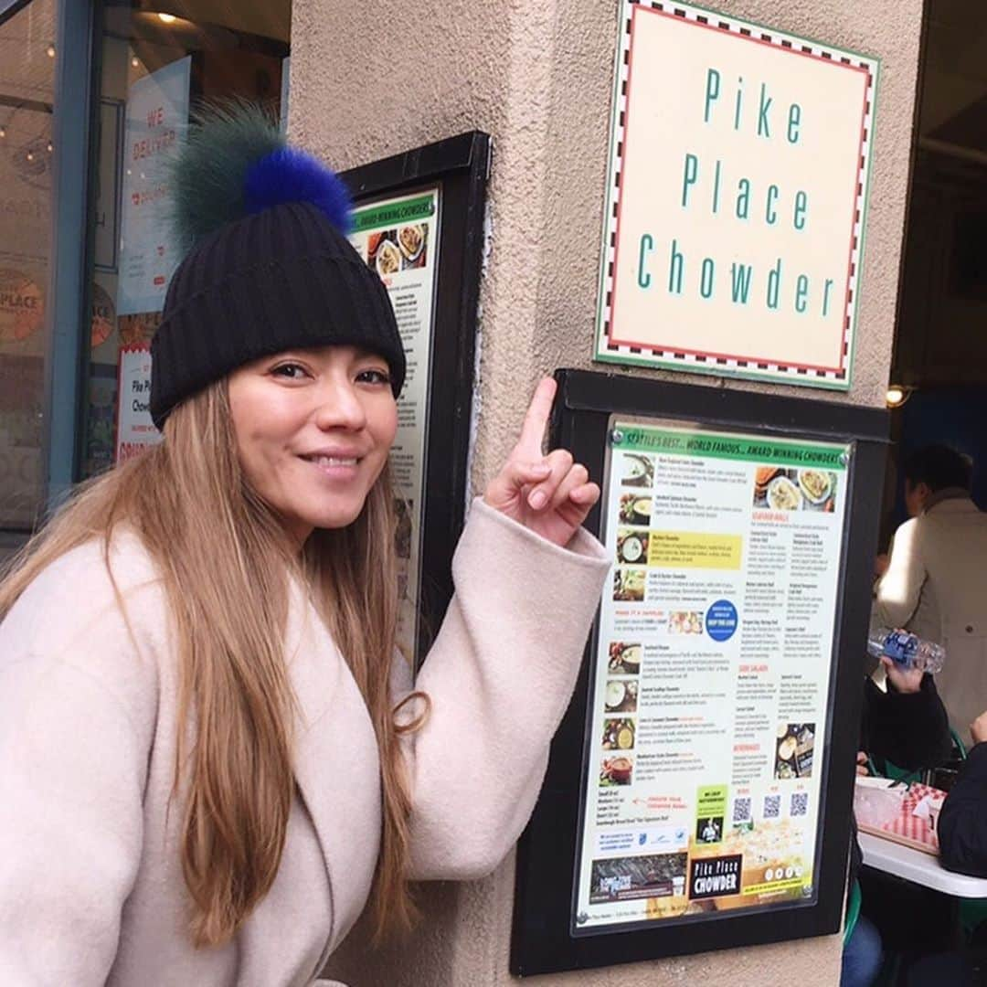 LINAさんのインスタグラム写真 - (LINAInstagram)「ランチはココ pike farmers marketにある #pikeplacechowder いつも大行列になる 大人気店だそうです。 4種類のチャウダーサンプラーを お友達とシェア。 ベーシックな味から サーモンや シーフードビスク 色々な味を楽しめて 美味しかった！ #MAX#LINA #seattle #pikefarmersmarket #clumchowder」2月28日 8時29分 - xxlina_now