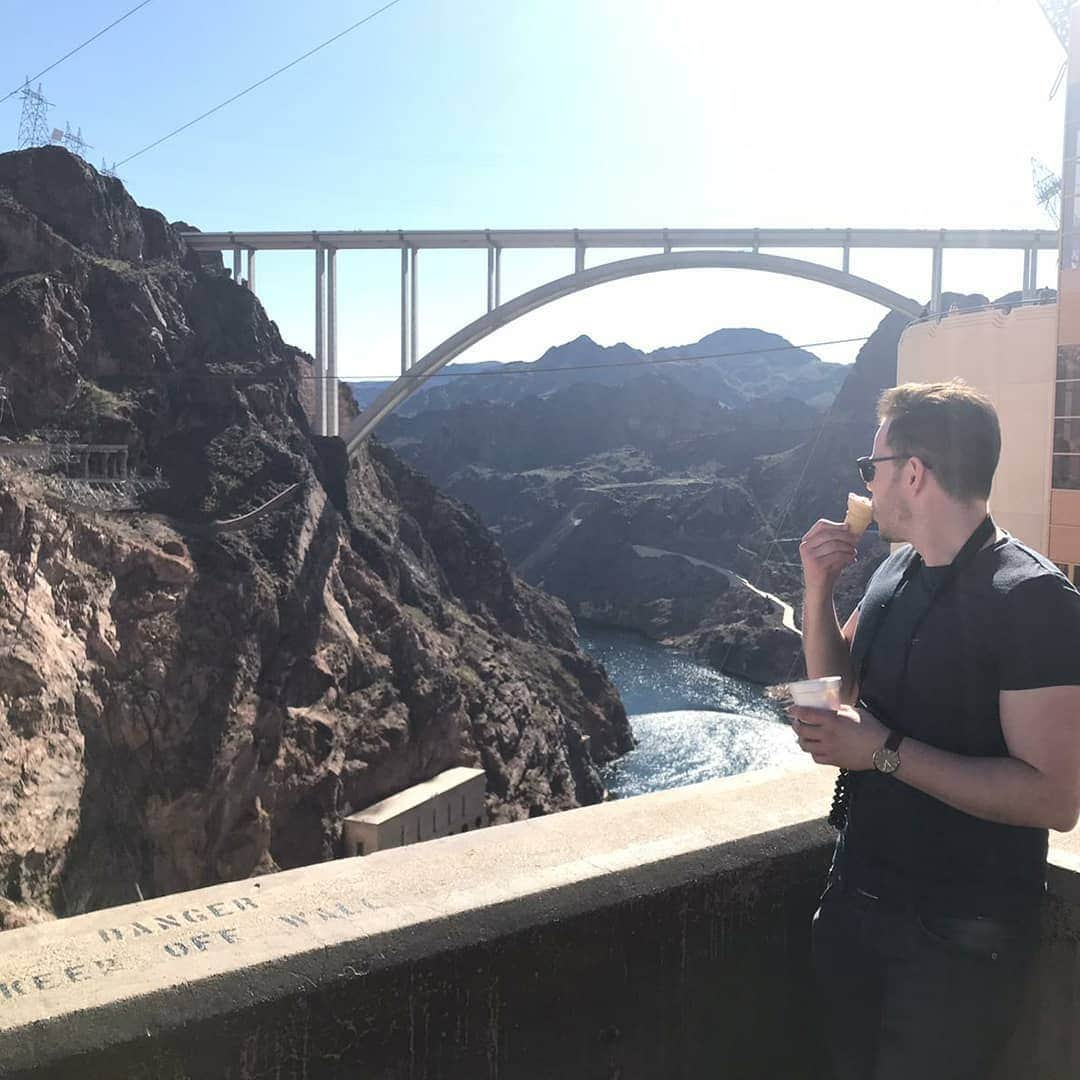 バスさんのインスタグラム写真 - (バスInstagram)「Beautiful views over the Hoover dam and a delicious ice cream are the perfect combination on a day like this! 🌞😍📷🍦😀 #hooverdam #arizona #nevada #usa #photography #photoftheday #landscape #beautifuldestinations #travelgram #traveltheworld #instagood #canon #icecream #gelato #cookiesncream #perfect #perfection #dam #engineering #bluesky #travelgram」2月28日 8時39分 - basheemskerk_89