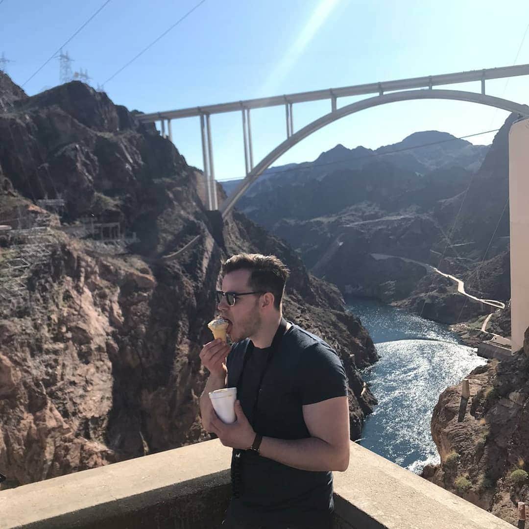 バスのインスタグラム：「Beautiful views over the Hoover dam and a delicious ice cream are the perfect combination on a day like this! 🌞😍📷🍦😀 #hooverdam #arizona #nevada #usa #photography #photoftheday #landscape #beautifuldestinations #travelgram #traveltheworld #instagood #canon #icecream #gelato #cookiesncream #perfect #perfection #dam #engineering #bluesky #travelgram」