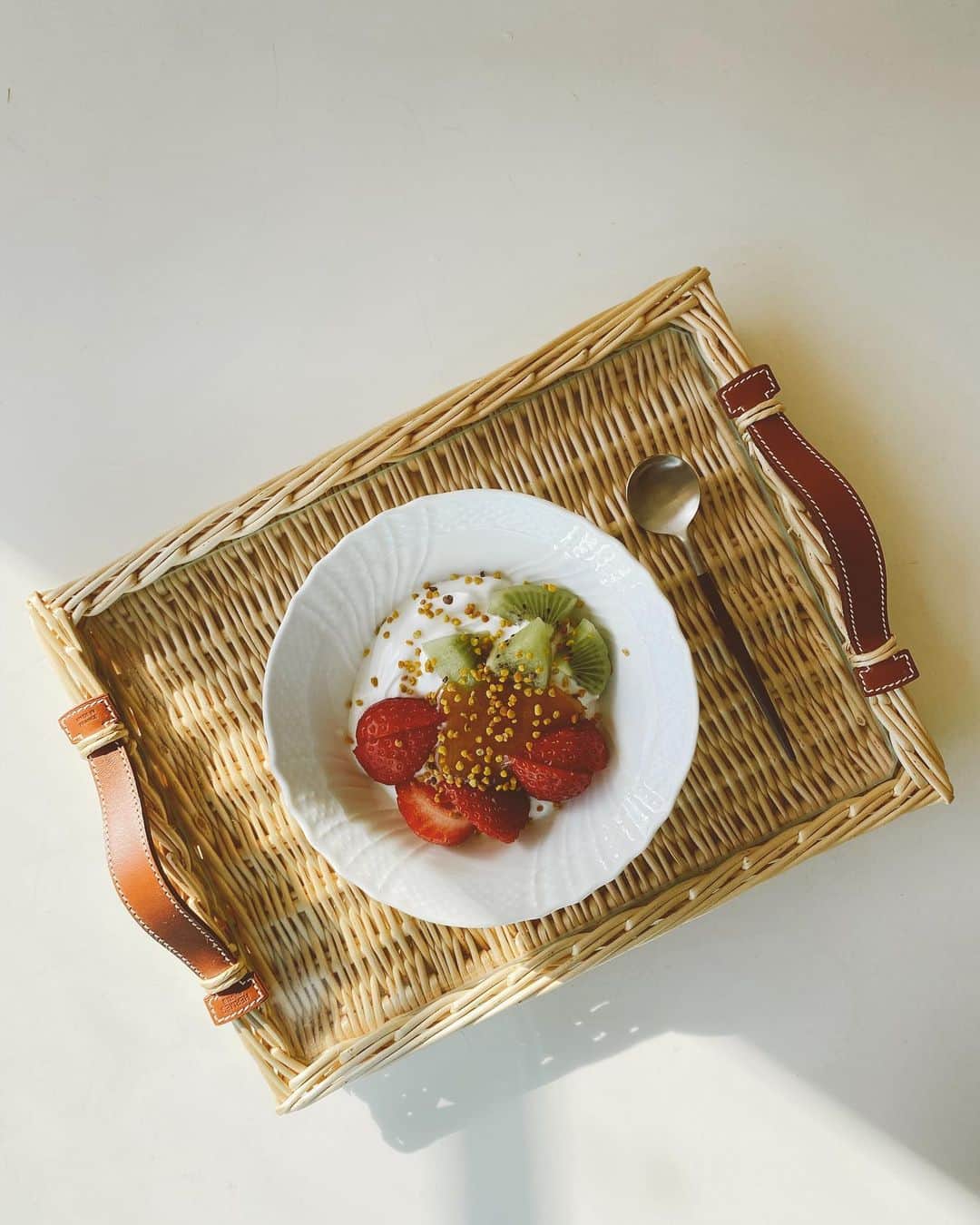 Risako Yamamotoさんのインスタグラム写真 - (Risako YamamotoInstagram)「大好きなCOYO🥣 私が大好きなのを覚えてくれてて、買ってきてくれた😭♡ ・ 最初の新宿伊勢丹のpop upで東京のホテルに滞在していて、ママとおねえこと初めてこのヨーグルトを食べて感動したあの朝を思い出しました…😋💭♥︎ ・ ・ みずほちゃんありがとう♡♡♡ #COYO #coyogul #beepollen #manukahoney #coconutyogurt #ellecafe #ココナッツヨーグルト #コヨグル #ビーポーレン #マヌカハニー #healthylifestyle #slohasholic」2月28日 8時46分 - risako_yamamoto