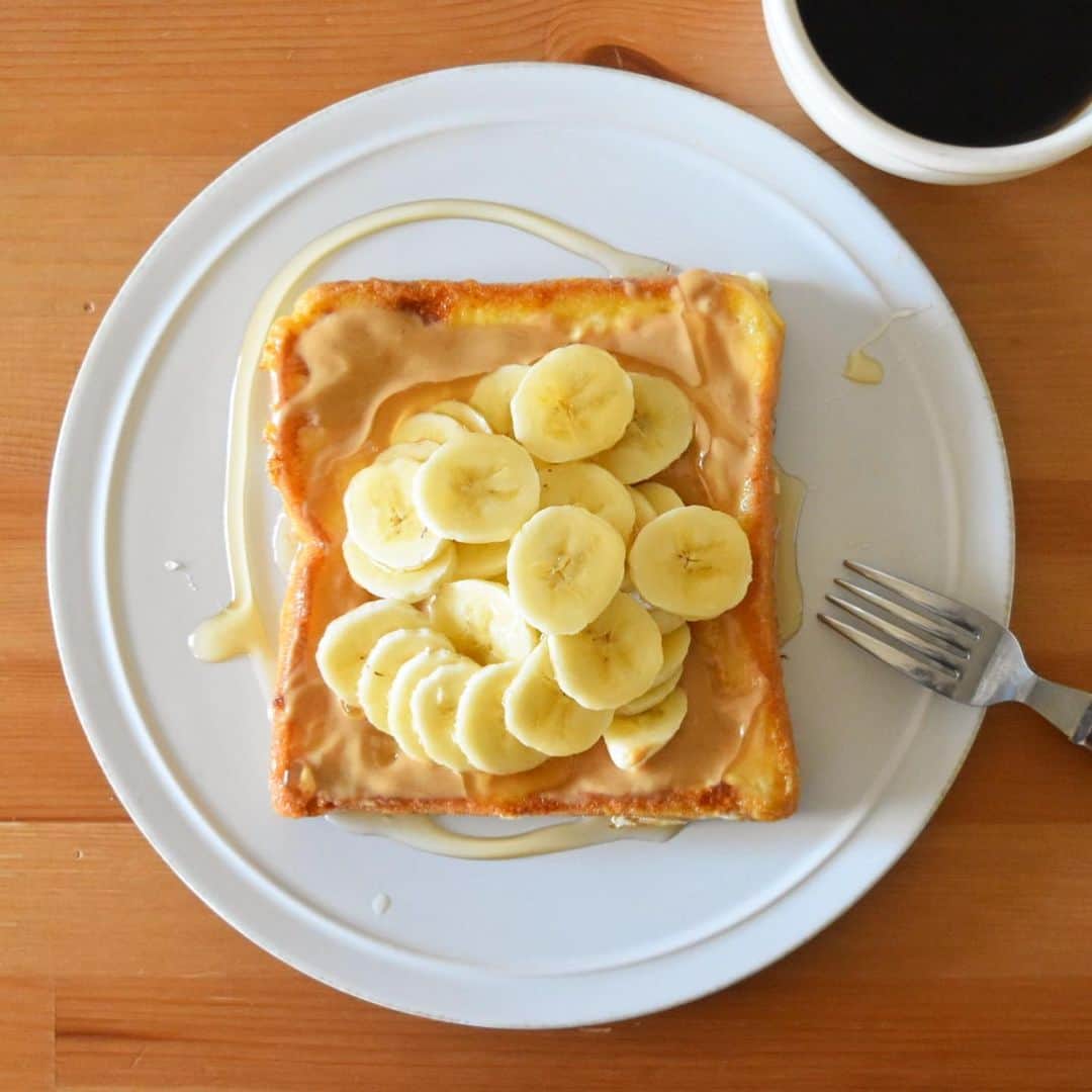 山崎佳のインスタグラム：「Today’s breakfast. バナナとピーナッツバターにはちみつがけの、がつんと甘いフレンチトースト。 焼き立てのフレンチトーストにピーナッツバター塗るととろりとなってさらに美味しい。」
