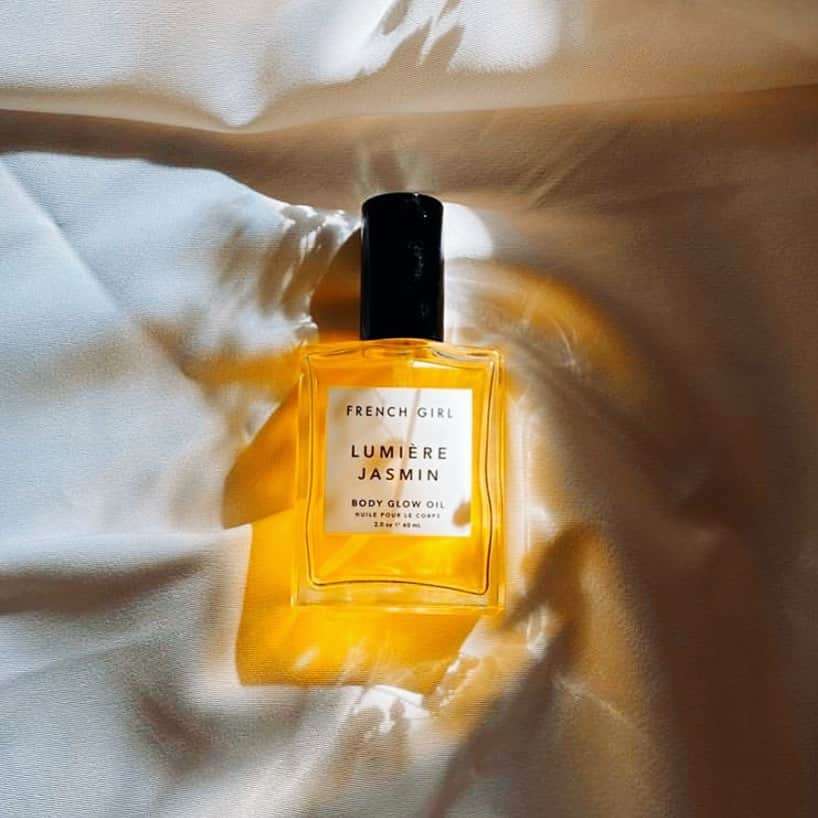 FRENCH GIRLさんのインスタグラム写真 - (FRENCH GIRLInstagram)「Lumière Jasmin: a scent as rich as honey, a feel as light as silk 🍯💛 . This golden elixir is formulated with skin-similar oils, so it absorbs quickly and completely into skin for silky-smooth hydration and a lit-from-within glow. ✨ . Gorgeous shot by @laurieish 💫  #bodyoil #veganskincare #veganbeauty #ethicalbrand #frenchgirlorganics #crueltyfreebeauty #organicskincare #frenchinspired  #selfcare #sustainableluxury #soindesoi #selfcaretips #skincareproducts  #dryoil #affordableluxury #ecoluxe #greenbeauty #cleanbeautyrevolution」2月28日 9時02分 - frenchgirlorganics