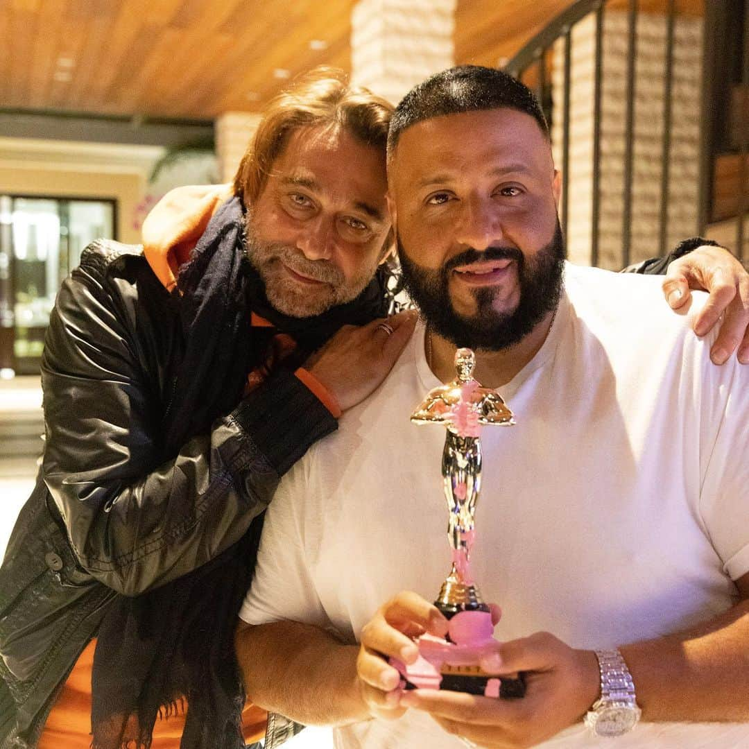 DJキャレドさんのインスタグラム写真 - (DJキャレドInstagram)「Great vibes wit my friend Jordi Molla thank you  for  the gift 🖼 and thank you  for the Oscar !  Swipe to capture moments and great energy! @jordimollaofficial #badboys2 #Blow #Colombiana 🎥 Discussing movies 🎥  Music 🎶 Art 🖼」2月28日 9時14分 - djkhaled