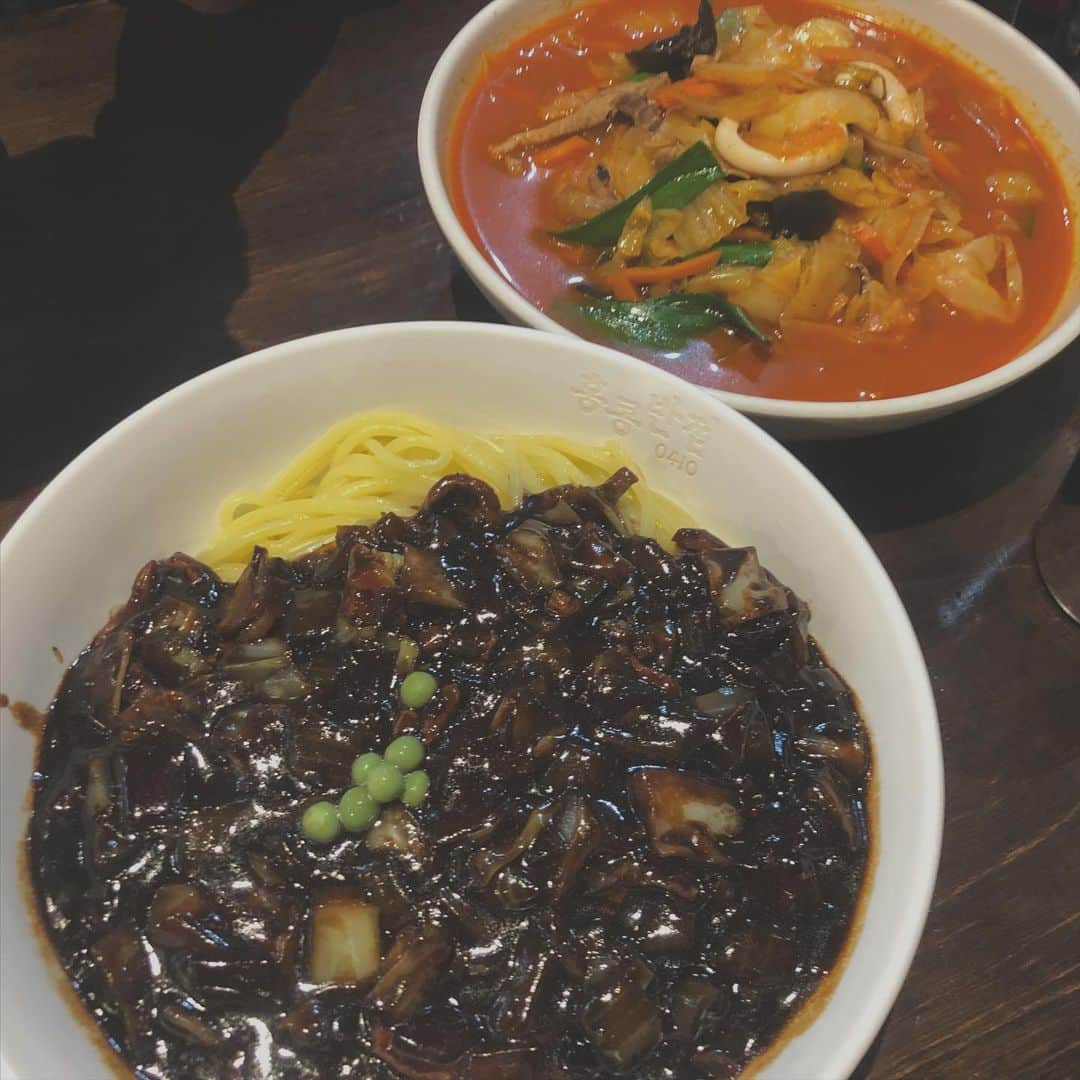 谷中唯彩のインスタグラム：「ふと食べたくなるジャージャー麺。 . NENEと行ってきた！💜 ちゃんぽんがお気に入りだって！笑笑 . #yuisa #erg #nene #엘구 #えるぐ #ジャージャー麺 #新大久保 #新大久保グルメ #신오쿠보 #신오쿠보맛집 #짜장면 #짜장면맛집 #チャジャンミョン #짬뽕 #짬짜면 #탕수육 #홍콩반점 #香港飯店 #ちゃんぽん #좋아요」