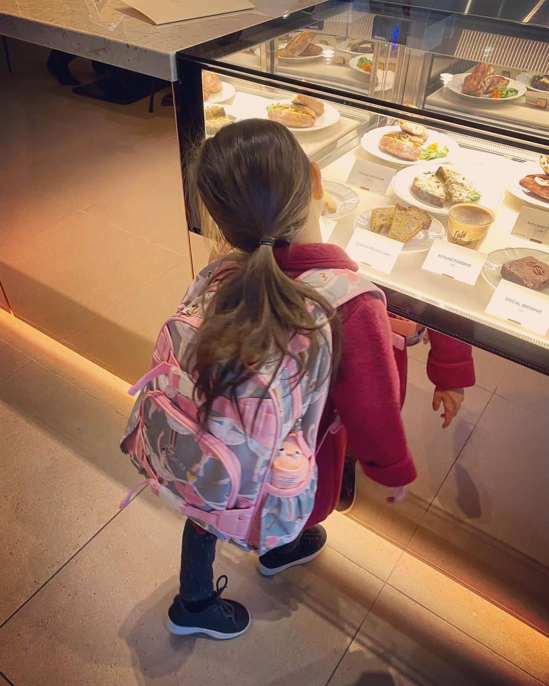 のインスタグラム：「先日、バレエの前にサブレを買いに🦊❤️ #kitsunecafe #aoyama #maisonkitsune #tokyo #おやつ　あ」