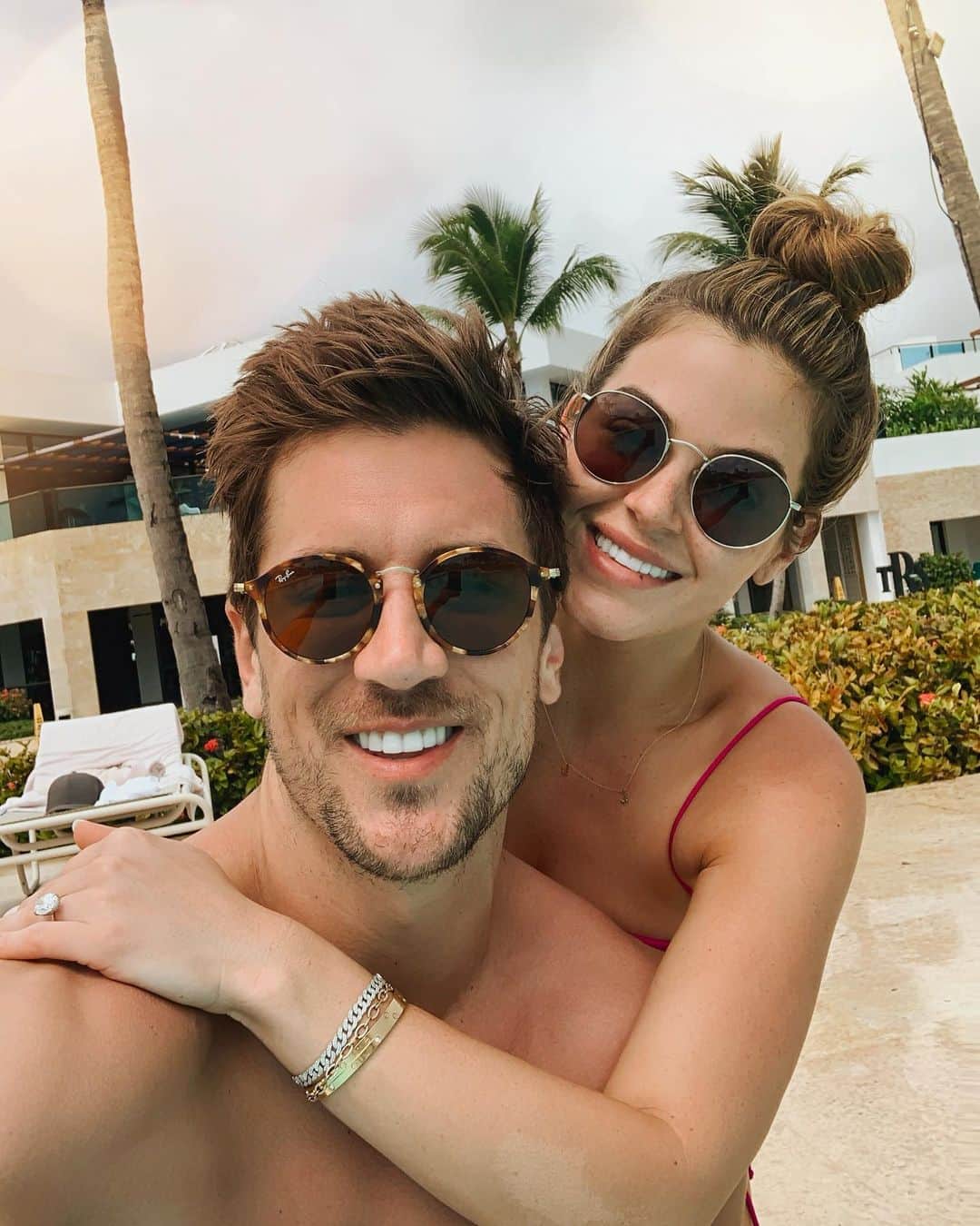 ジョーダン・ロジャースのインスタグラム：「Last beach trip together before the Honeymoon! (What!?! 🤯) Punta Cana was AMAZING and every aspect of the trip reflected the quality and safety standards of the @pcpromise! Now if I could’ve just followed through with my promise to not forget sunscreen JoJo wouldn’t have a lobster as a fiancé right now 🦞🤷🏽‍♂️ #puntacanapromisepartner」