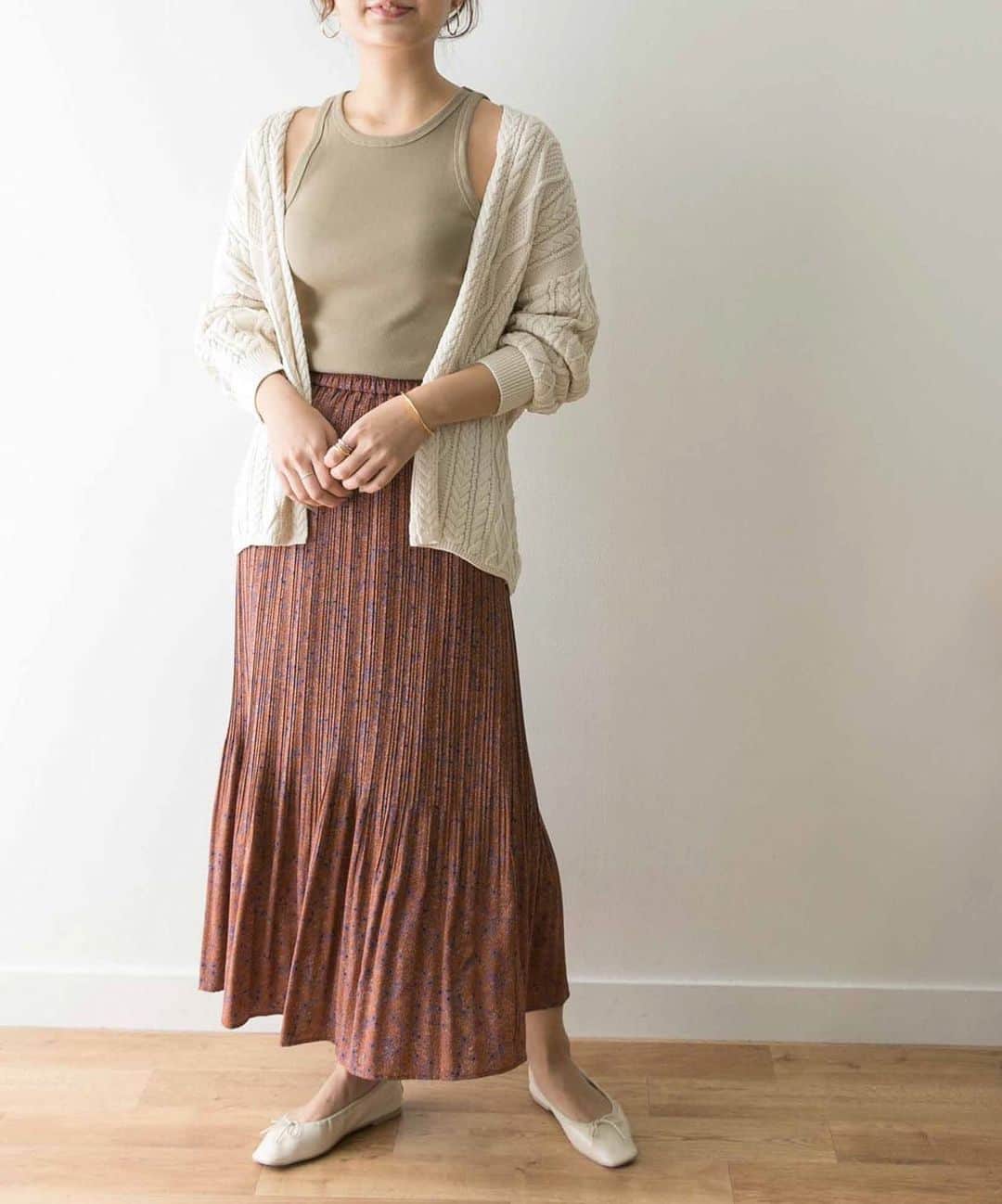 のインスタグラム：「. URBAN RESEARCH WOMEN 2020 Spring . #urbanresearch #spring #womensfashion #ootd #styling #skirt #cardigan #アーバンリサーチ #スカート #カーディガン」