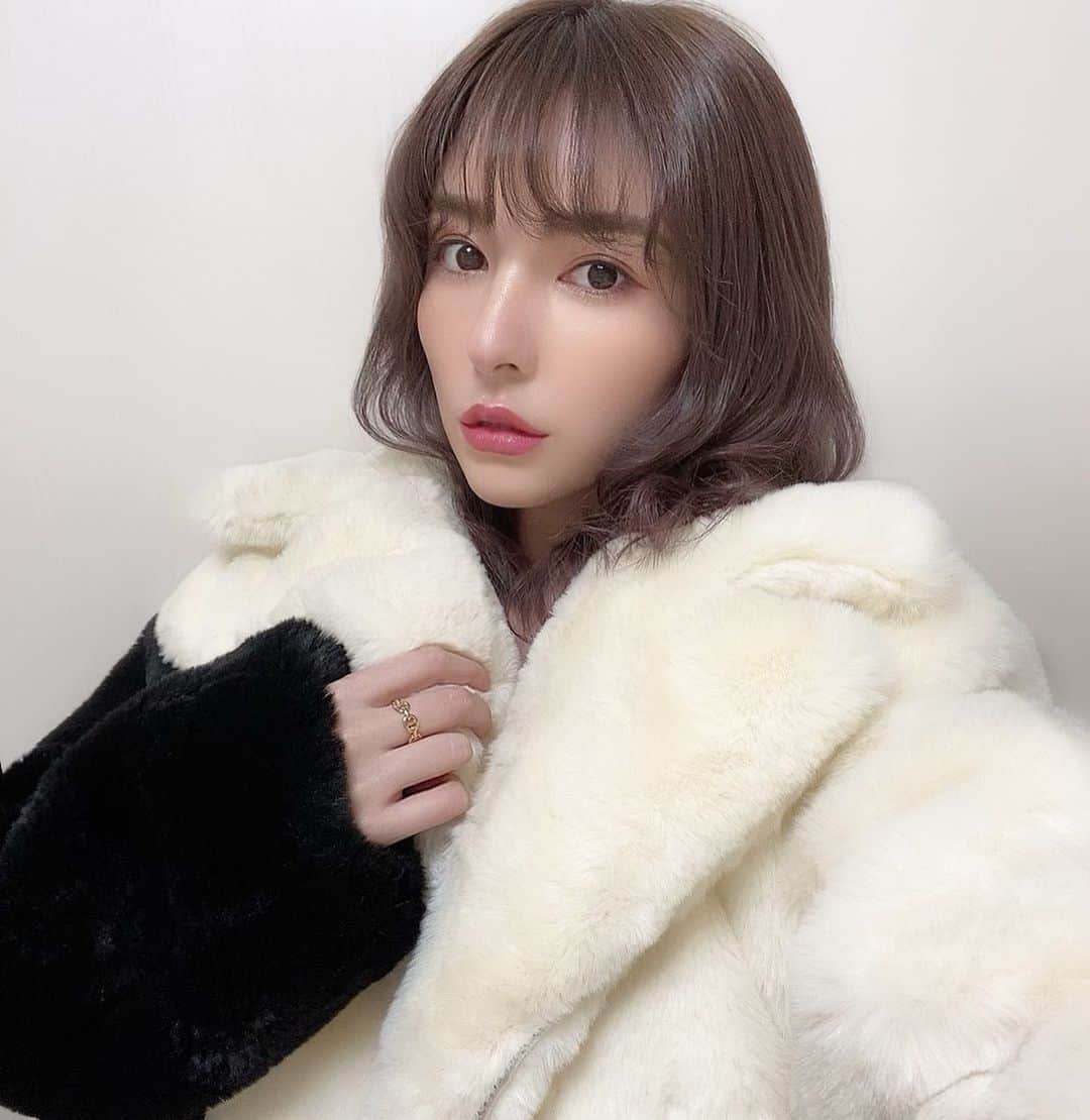 スミス楓のインスタグラム：「前髪のびた🍦﻿ ﻿ @selectclinic でトーニングとミックスピール♥﻿ シミそばかす くすみ 毛穴とか気になる人はこのセットおすすめ✌🏻☁️﻿ ﻿ スポット照射もしてもらってシミ撃退🧏🏻‍♀️﻿ 美白のための内服薬も💊ここで買ってるの♥﻿ お肌のためにサプリメントもめちゃくちゃ大切🤲🏻﻿ ﻿ #selectclinic#セレクトクリニック」