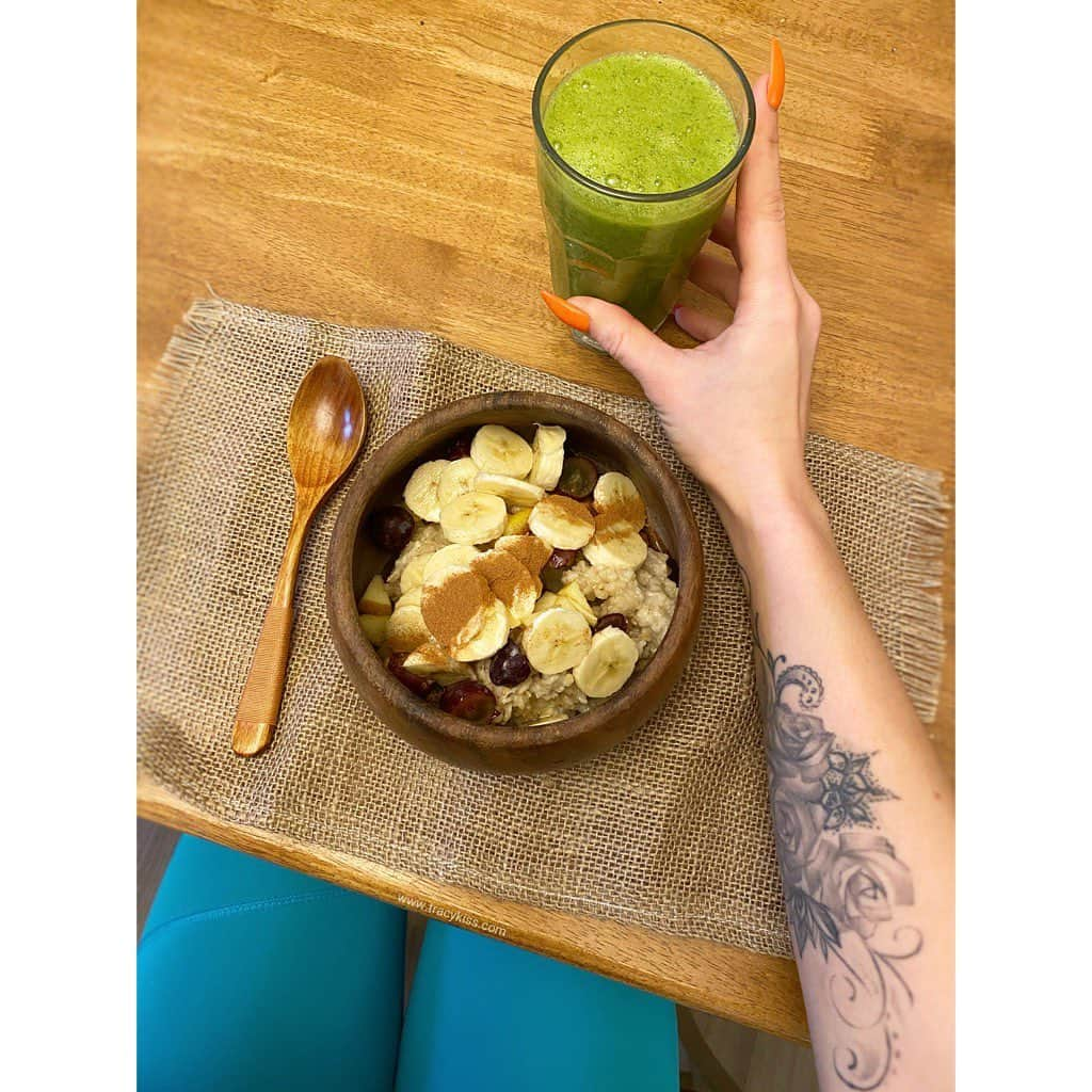 トレーシー・キスさんのインスタグラム写真 - (トレーシー・キスInstagram)「My darlings you’ll be far more likely to get in shape and STAY in shape if you start your day off the right way with a healthy nutritious breakfast - never skip the most important meal of the day! After a good nights sleep your body is ready to refuel in the morning, filling it with goodness will give you bags of energy to be upbeat and active for the rest of the day making it easier to make healthy choices, avoid junkfood and save on empty calories! I start every day with my vegan gluten free oats topped with fresh fruit and blitz up a superfood smoothie with whatever is in my fridge. Today’s smoothie consists of celery, carrot, spinach, cucumber, ginger and fresh mint from my garden. How are you fuelling your day? 💚 #glutenfree #veganbreakfast #superfood #smoothie #nutrition」2月28日 19時05分 - tracykissdotcom