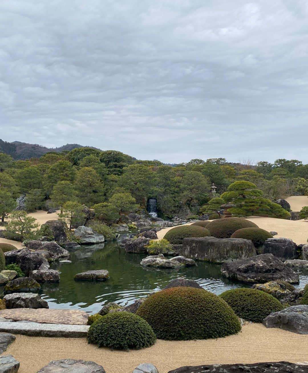 Alysa Ichikiさんのインスタグラム写真 - (Alysa IchikiInstagram)「島根旅🌊⛩🤞🏻 あけみちゃん🧑🏻(母)と島根に行ってきました✈︎ 出雲大社が1番の目的だったけど 島根出身のお客様のおすすめと #しば旅 を存分に参考にして 米子空港から松江に寄り、 松江城を眺めつつ美味しい和菓子をいただいて🌷 足立美術館ではほほほーうな作品たちを鑑賞して👀 日本海の蟹さんも🦀宍道湖の眺めの良さも ぜーんぶまるっと楽しんじゃいました🤲🏻 日本の歴史とこんなにも 深く関わりのある場所、島根県🗾 先月行った伊勢神宮とも繋がりのある出雲大社☁️ 知らなかったことだらけで 大嫌いだった日本史をまた勉強したくなりました📖✏️ 1泊２日で行ったのだけど全然行き足りない！ 人も風土も優しい、そんな印象のあった島根県でした☺︎ 帰りの飛行機で初めて雲の上から見る富士山を発見🗻👐🏻 日本一の山なんだなぁ高いなぁすごいなぁ✨ . . #島根旅行#島根旅 #出雲#出雲大社#出雲旅行#松江#松江城#松江歴史館#喫茶きはる#長助#足立美術館#日御碕灯台#日御碕神社#ぜんざい発祥の地#だけど甘酒をいただく」2月28日 19時17分 - alysa_i