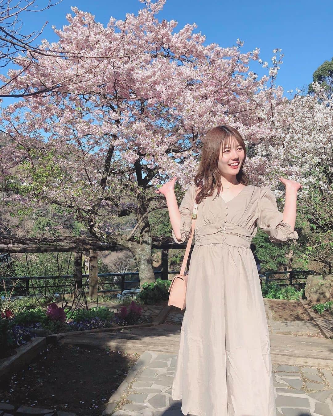 鈴木茉由さんのインスタグラム写真 - (鈴木茉由Instagram)「🌸🌸🌸 三連休は高校の時の友達と熱海に🐶✨ あったかくていい天気だったので春服着たよ💖 お袖の形がかわいい💖 一足早くお花見できていい休日でした🥰 . 👗 @fifth_store #ウエストギャザーロングワンピース 60%OFFクーポンあったよ🙌 . #コーデ #ワンピース #春コーデ #フィフス #桜 #熱海旅行 #お花見コーデ #お花見 #me #ootd #code #fifthtl #pink  #fifth」2月28日 19時13分 - mayu__09
