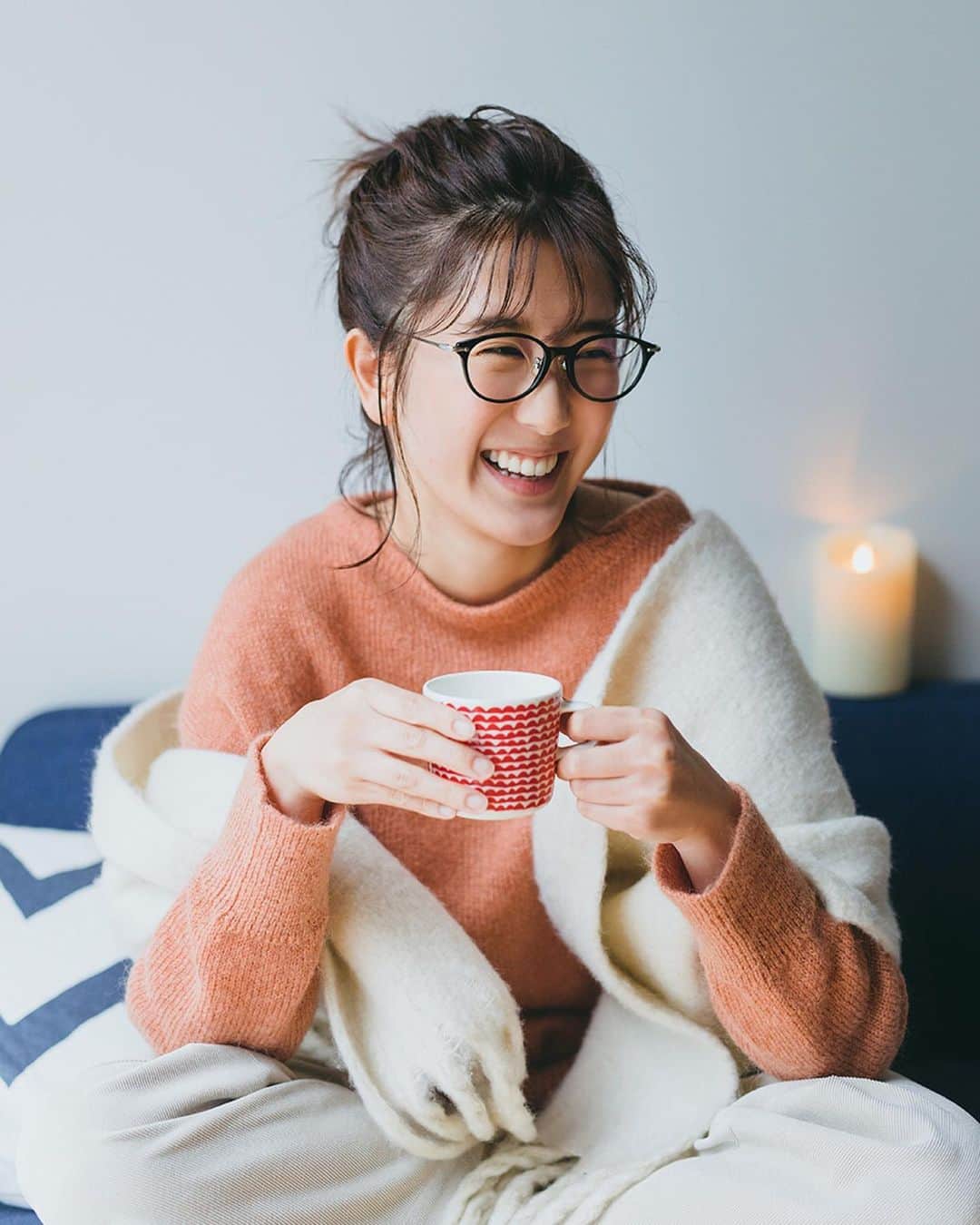 蒼木まやのインスタグラム：「👓﻿ ハンソさんの写真と﻿ あきなさんのメイクが本当に好き🥰﻿ ﻿ 撮影もとっても楽しかった！﻿ ありがとうございました🧡﻿ ﻿ ﻿ 📸 @petitbebepencil ﻿ 💄 @kina910﻿ ﻿ ﻿ #ポートレート #部屋撮り #メガネ女子 #シンプルライフ ﻿ #暮らし #暮らしを楽しむ #その瞬間に物語を #jp_mood」