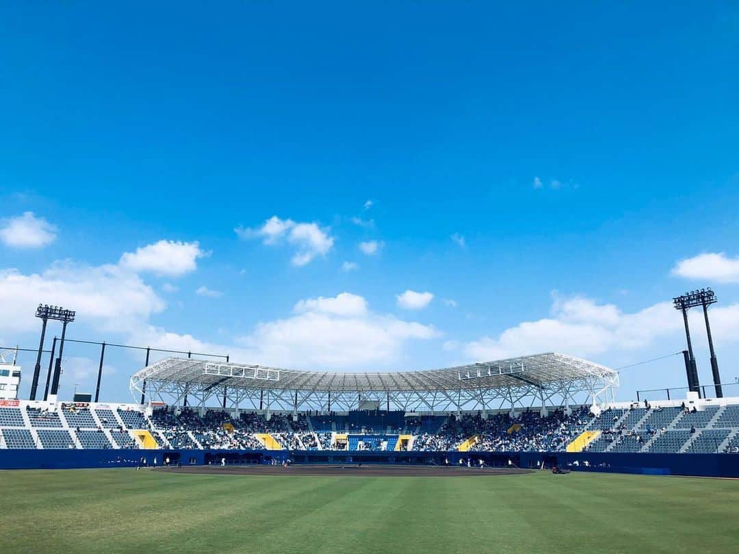 五十幡裕介さんのインスタグラム写真 - (五十幡裕介Instagram)「ファイターズ 沖縄キャンプ中のナイスショット©︎HTBカメラマン . チームは、昨日から札幌で練習を再開しました。 明日29日(土)には、札幌ドームで、 オリックスバファローズとオープン戦を行います。 その札幌ドームでの今シーズン最初の試合を、HTBで生中継。 しかも、午後2時の試合開始30分前から、 キャンプ中のインタビューや今シーズンの見どころなど、 ファイターズの情報を余すことなくお伝えします。 解説は、岩本勉さん。実況は、私五十幡が担当します。 一昨日発表された通り新型コロナウイルスの感染拡大を受けて、 無観客での開催となりました。 ファンの皆さんがいないことで、歓声が響かない状況ではありますが、 その分、ボールがバットに当たる音や、ミットに収まる音、 選手たちの声掛けなどがいつも以上に聞こえるかと思います。 そういったことも含め、全道の皆さんに、 スポーツを、ファイターズを、しっかりお伝えできるように、 精一杯努めます。 2020年のファイターズは、どんな戦いを見せるのか、 注目していきましょう！ 【番組情報】 「イチオシ!!ファイターズ 北海道日本ハムvsオリックス」 29日(土)午後1時30分から生中継！ 解説：岩本勉、実況：五十幡裕介、リポート：谷口直樹  #北海道 #日本ハム #ファイターズ #lovefighters #2020 #プロ野球 #NPB #羽撃く #はたたく #沖縄 #名護 #国頭 #春 #キャンプ #タピックスタジアム名護 #オープン戦 #札幌ドーム #オリックス #バファローズ #解説 #岩本勉 さん #今年もよろしくお願いします！ #HTB #アナウンサー #五十幡裕介 #実況」2月28日 19時28分 - htb_isohatayusuke