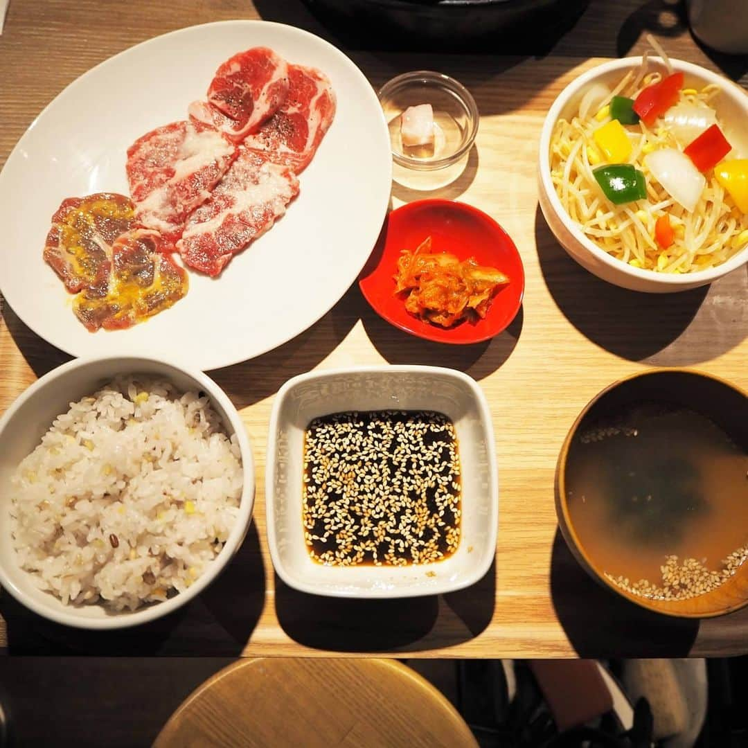 Kuboi Ayumiさんのインスタグラム写真 - (Kuboi AyumiInstagram)「先日、1人焼肉デビューしてきました！﻿ といっても、お友達と一緒にですが（笑）﻿ ﻿ 新宿にあるLAMB ONE（@lamb.one__）へ。﻿ ﻿ ヘルシーなラム焼肉が楽しめるお店で、カウンター席には﻿ ひとりひとつずつジンギスカン鍋が置いてあります。﻿ ﻿ 味比べセット(塩麹漬けラム肩ロース・ごま味噌漬け肩ロース・熟成ラム肩ロース)と﻿ お店で大人気のスプリングラムチョップを食べてきたのですが﻿ ﻿ 柔らかくてくさみもなくて、おいしかったですよ。﻿ ﻿ 低カロリー・高タンパクな熟成ラム肉なので、いっぱい食べても罪悪感がないのもうれしいな。﻿ ﻿ 食事のあとは、抹茶わらび餅とあったかいお茶でデザートタイム。﻿ 焼肉屋さんなのに、スイーツまでおいしくて大満足でした。﻿ ﻿ また買い物のついでに寄っちゃおう。﻿ ﻿ ﻿ #ジンギスカン #新宿 #shinjyuku #おひとりさま #焼肉 #ラム #tokyo﻿ #ラムワン #1人焼肉 #ジンギスカン　#Lamb #japan #japanesefood」2月28日 19時30分 - himekagami